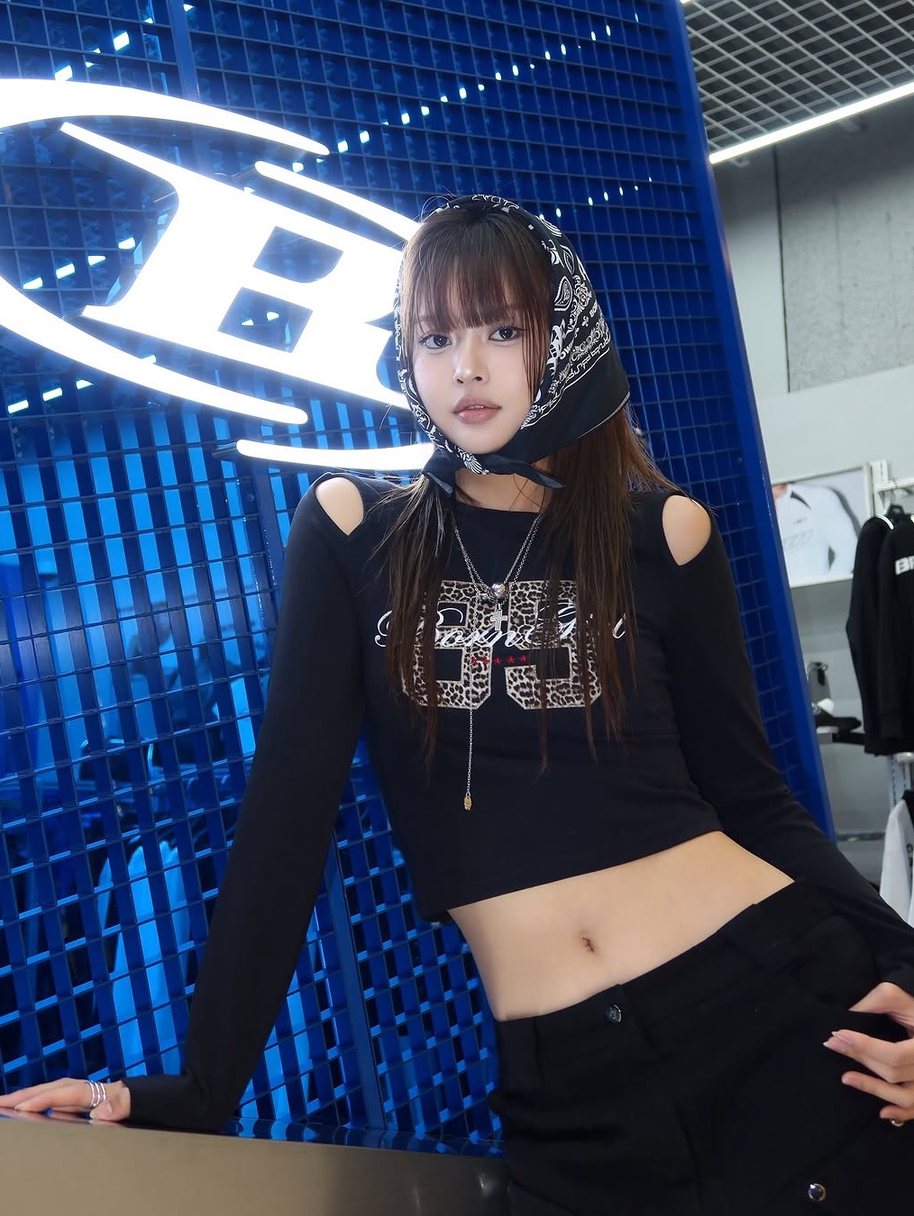 BORN TO WIN W Born Girl Leopard Crop Longsleeve Black 착용 스타일 - 2