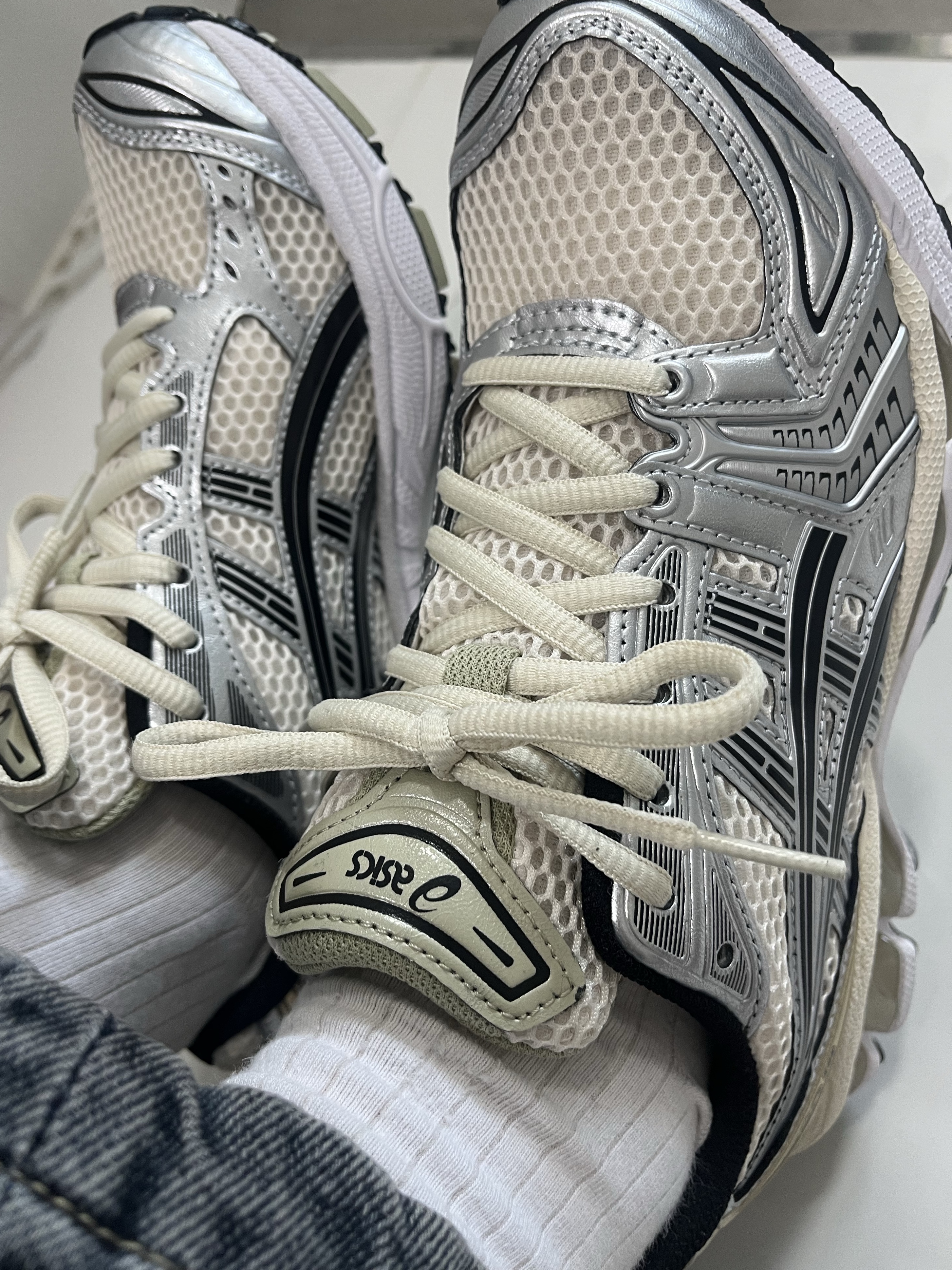 Asics Gel-Kayano 14 Birch Pure Silver 착용 스타일