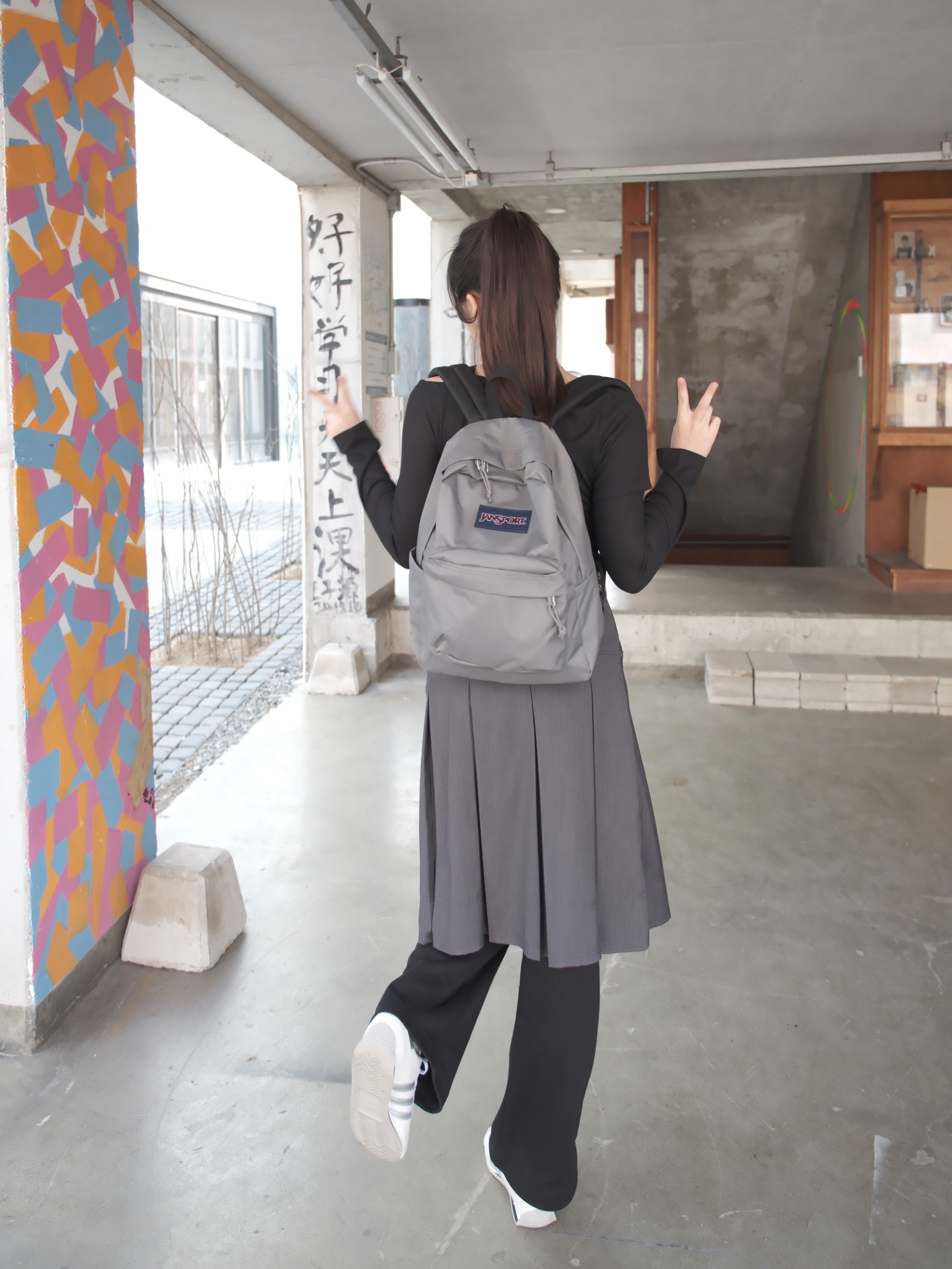 Jansport Superbreak Backpack Graphite Grey 착용 스타일 - 2