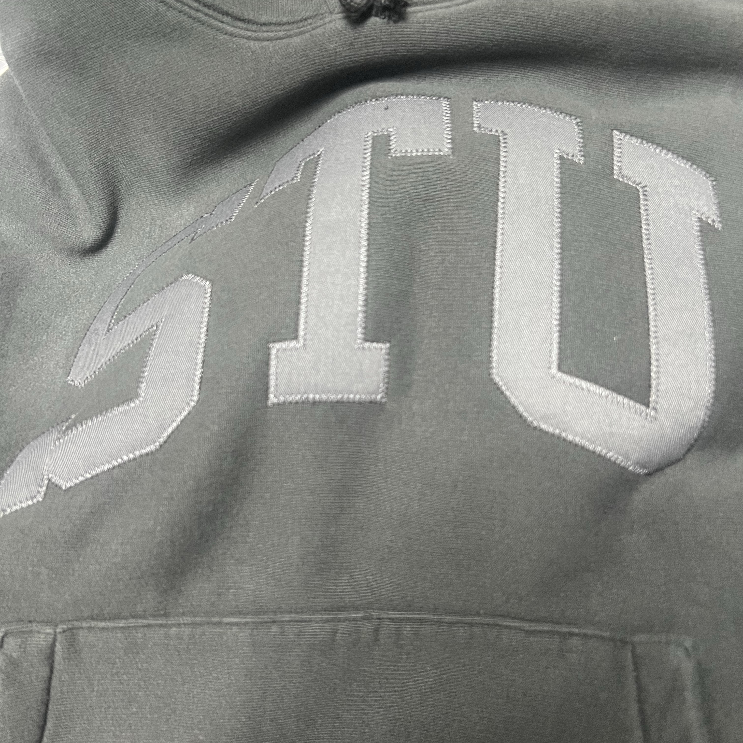 Stussy Stu Applique Hoodie Black 착용 스타일 - 2