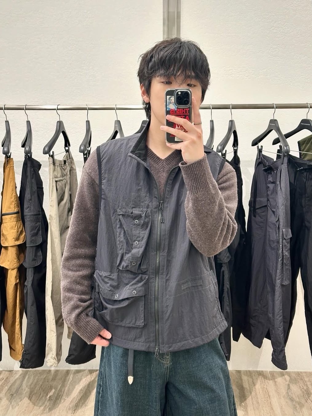 [SS25] moif Multi Device Vest Charcoal 착용 스타일 - 1