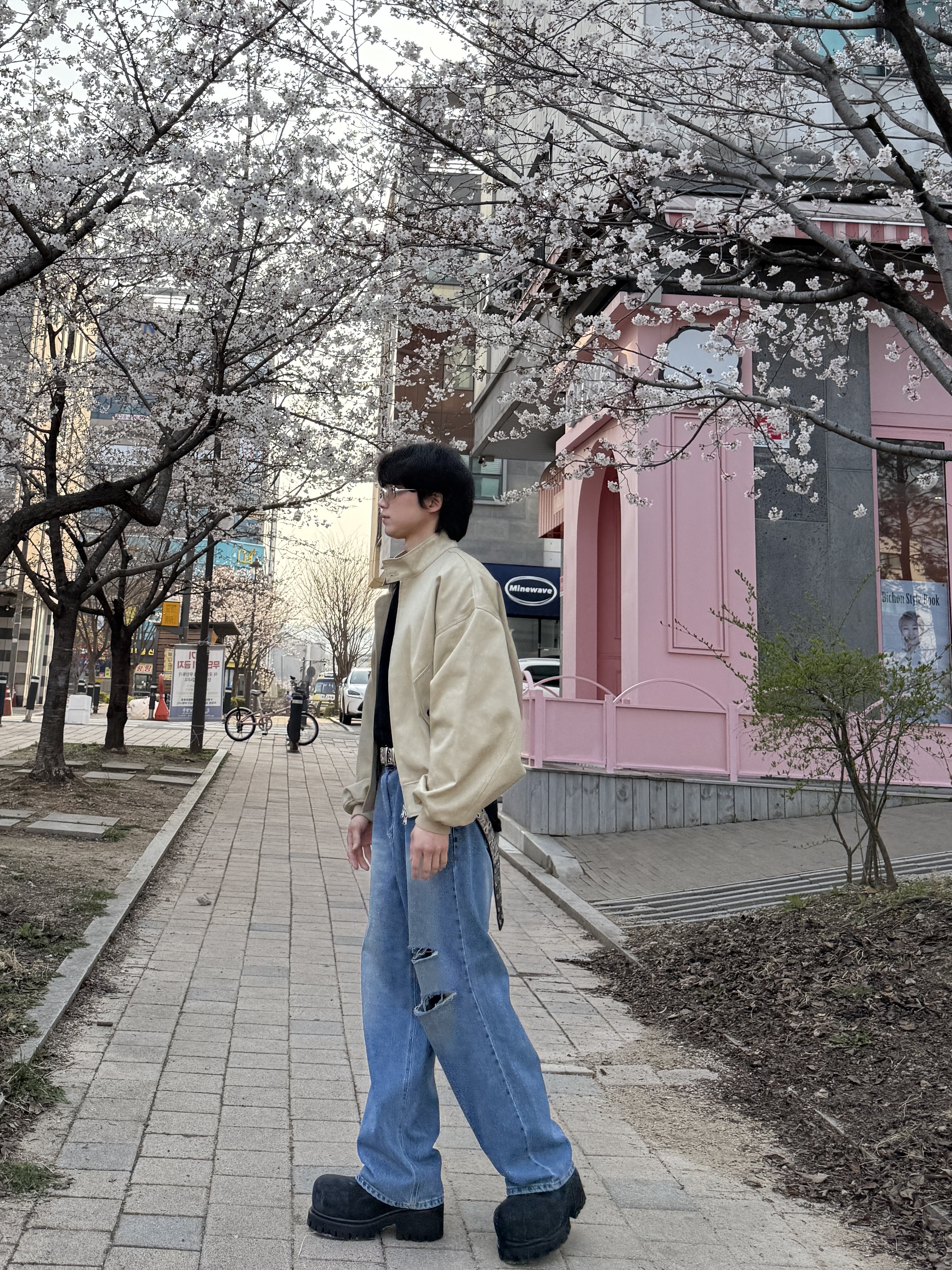 언더마이카 무.89 안티 Fxxking 로고 플레이 브러시 워시드 헨리넥 셔츠 블랙, 발렌시아가 스톰퍼 부티 블랙 착용 스타일 - 10