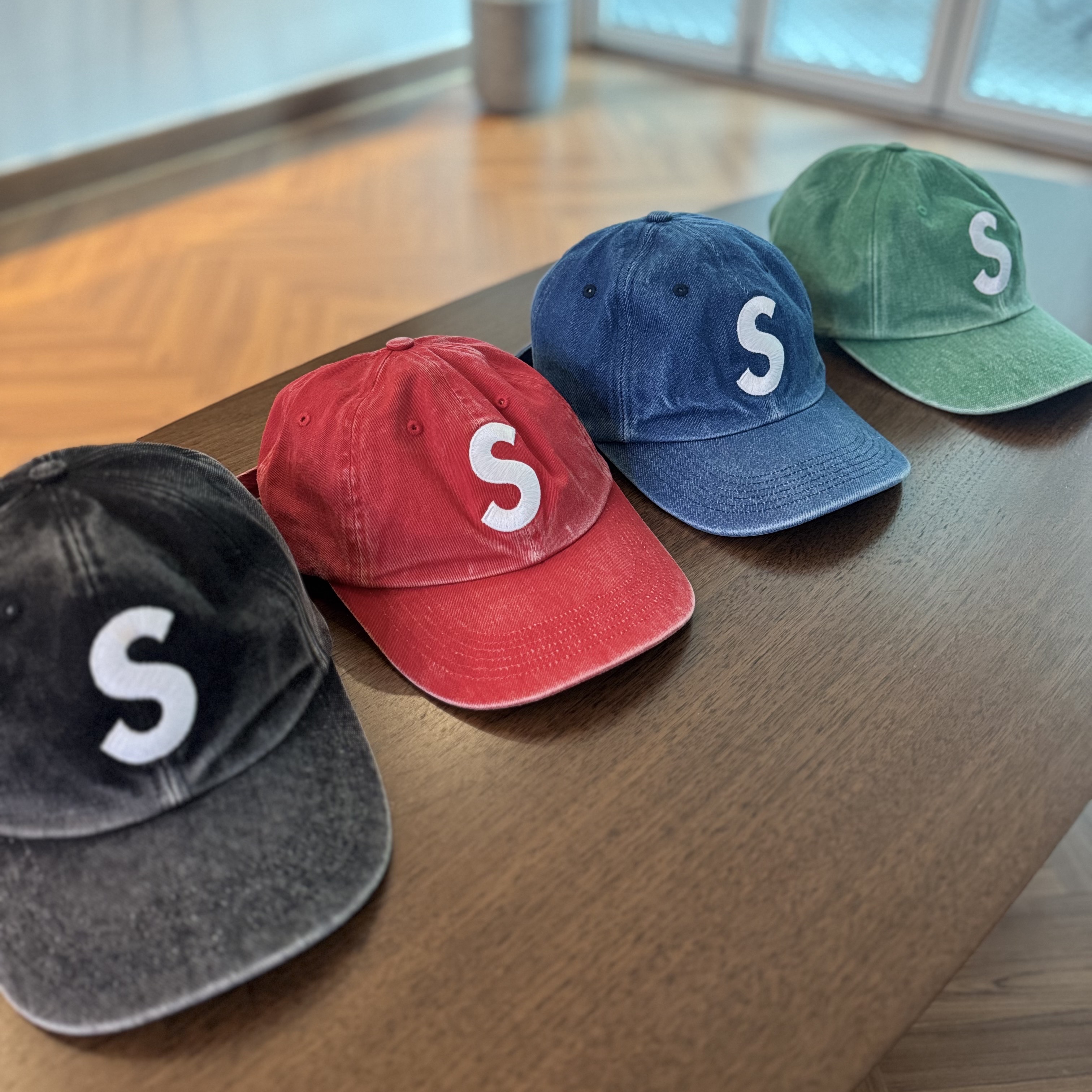 Supreme Pigment Coated S Logo 6-Panel Red - 25SS, Supreme Pigment S Logo 6-Panel Denim - 24FW 착용 스타일 - 2