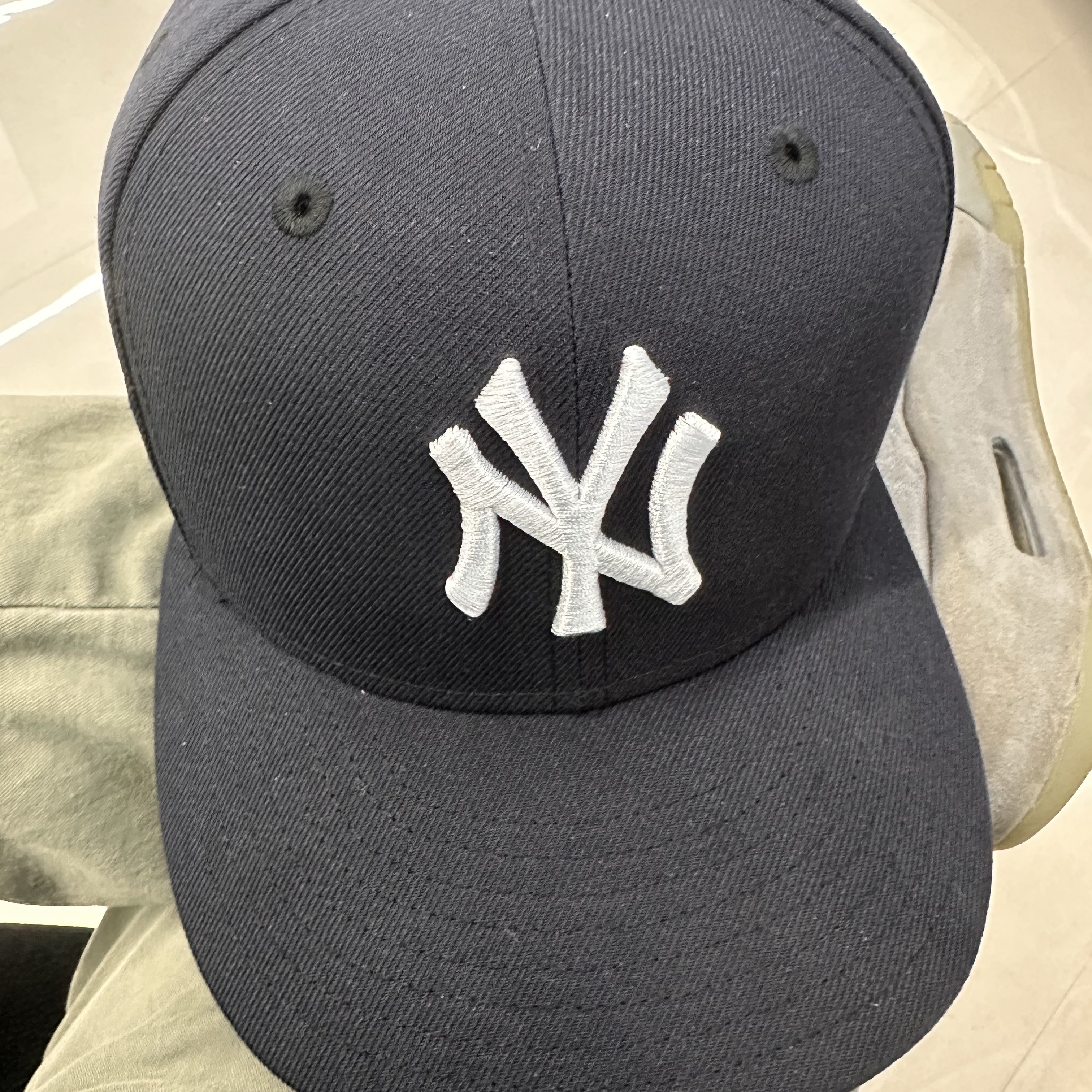 New Era 59Fifty MLB Authentic New York Yankees Game Navy 착용 스타일