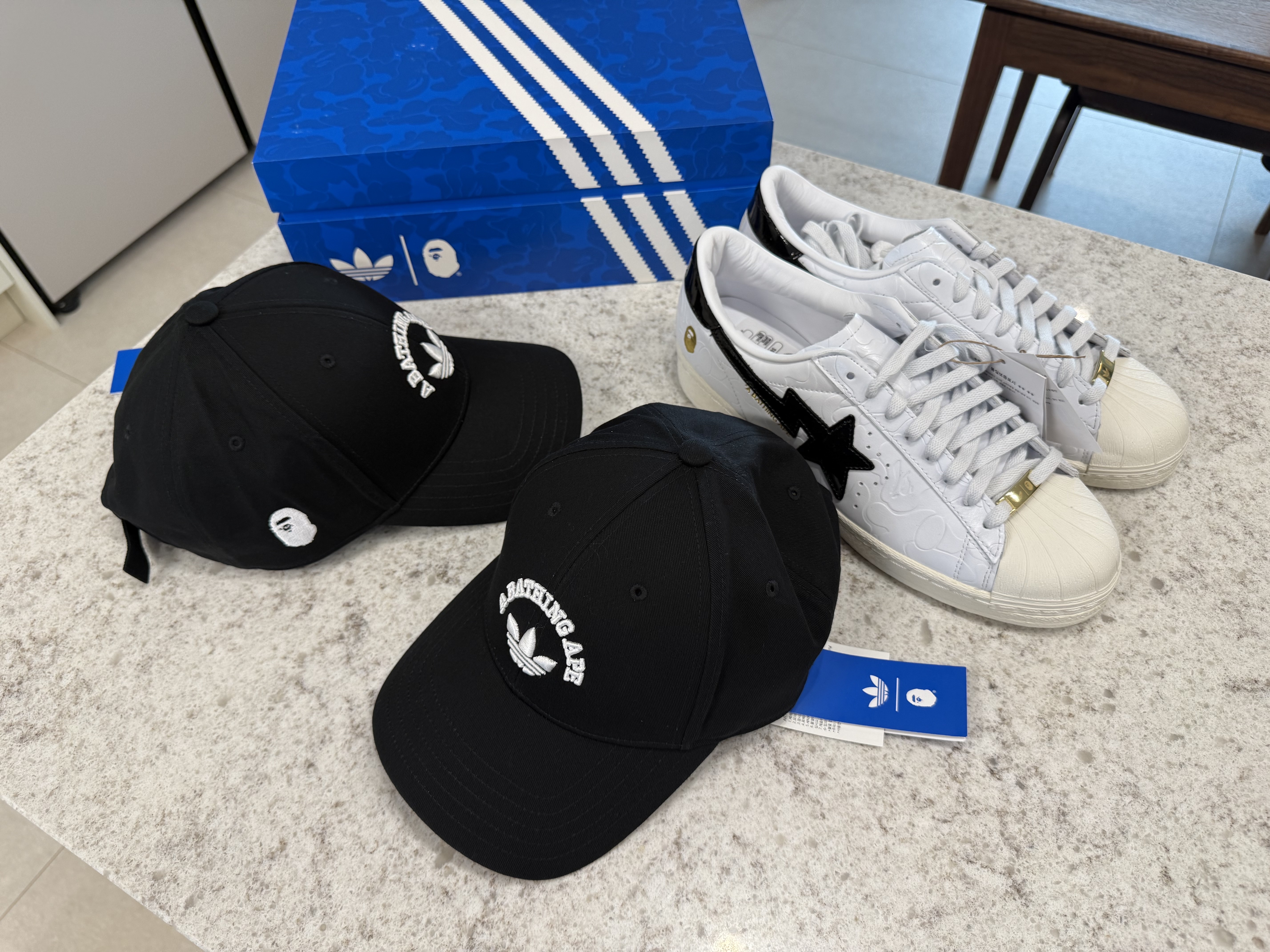 Adidas x BAPE Baseball Cap Black, Adidas x BAPE Superstar Vintage Cloud White Core Black 착용 스타일 - 1