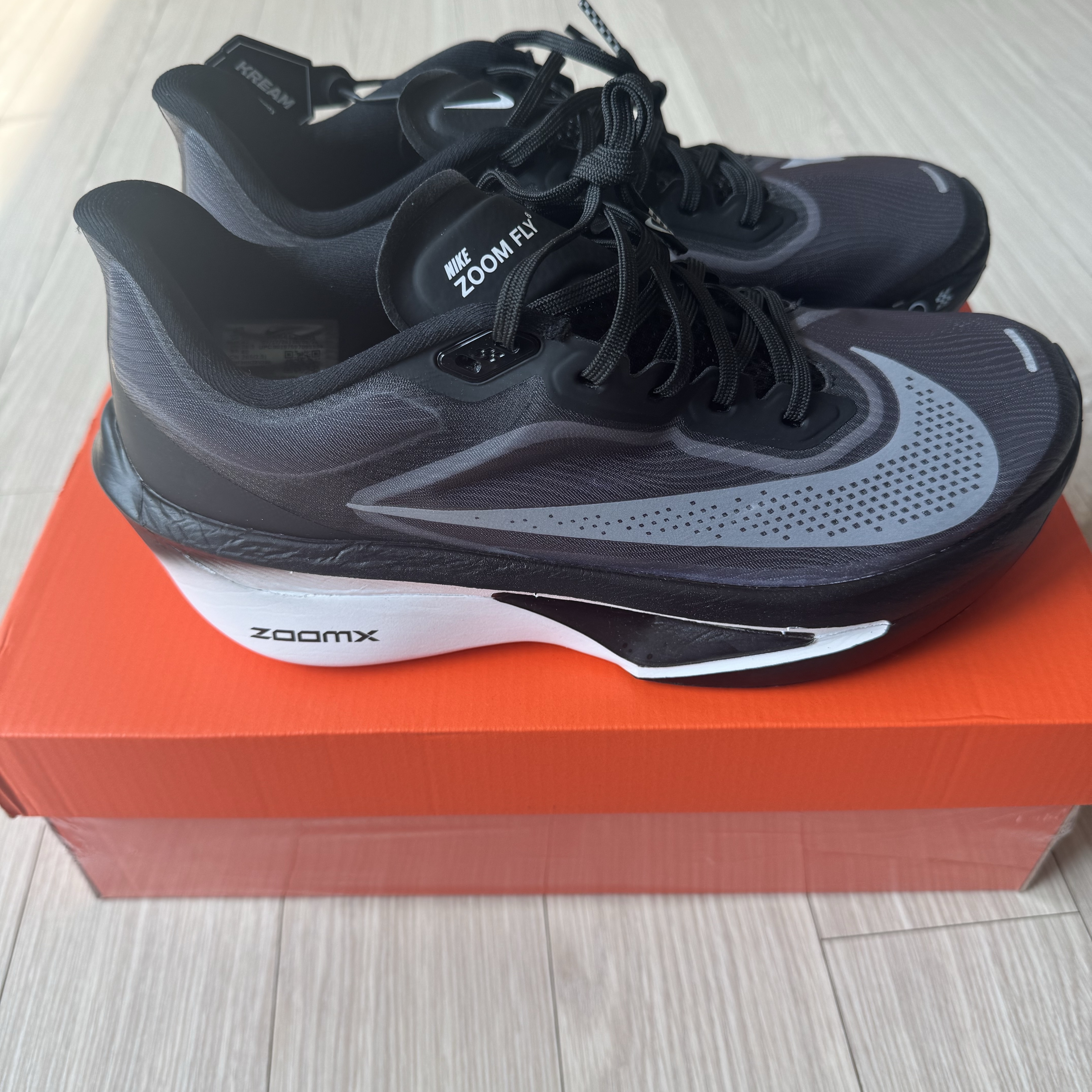 Nike Zoom Fly 6 Black Light Smoke Grey 착용 스타일