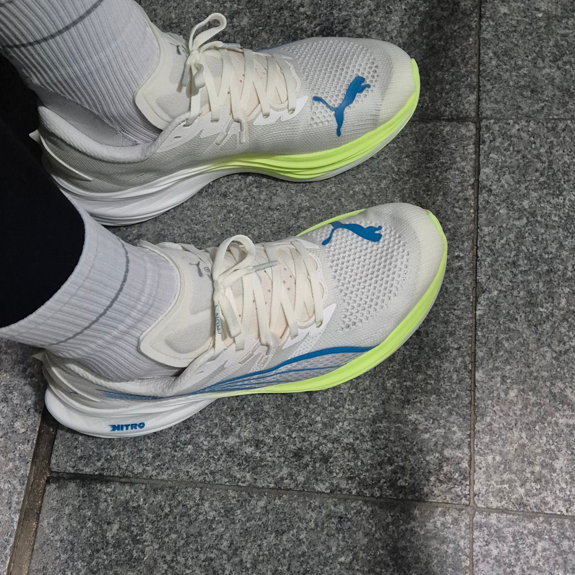Puma Deviate Nitro 3 Wide Frosted Ivory Tropical Blue 착용 스타일 - 2