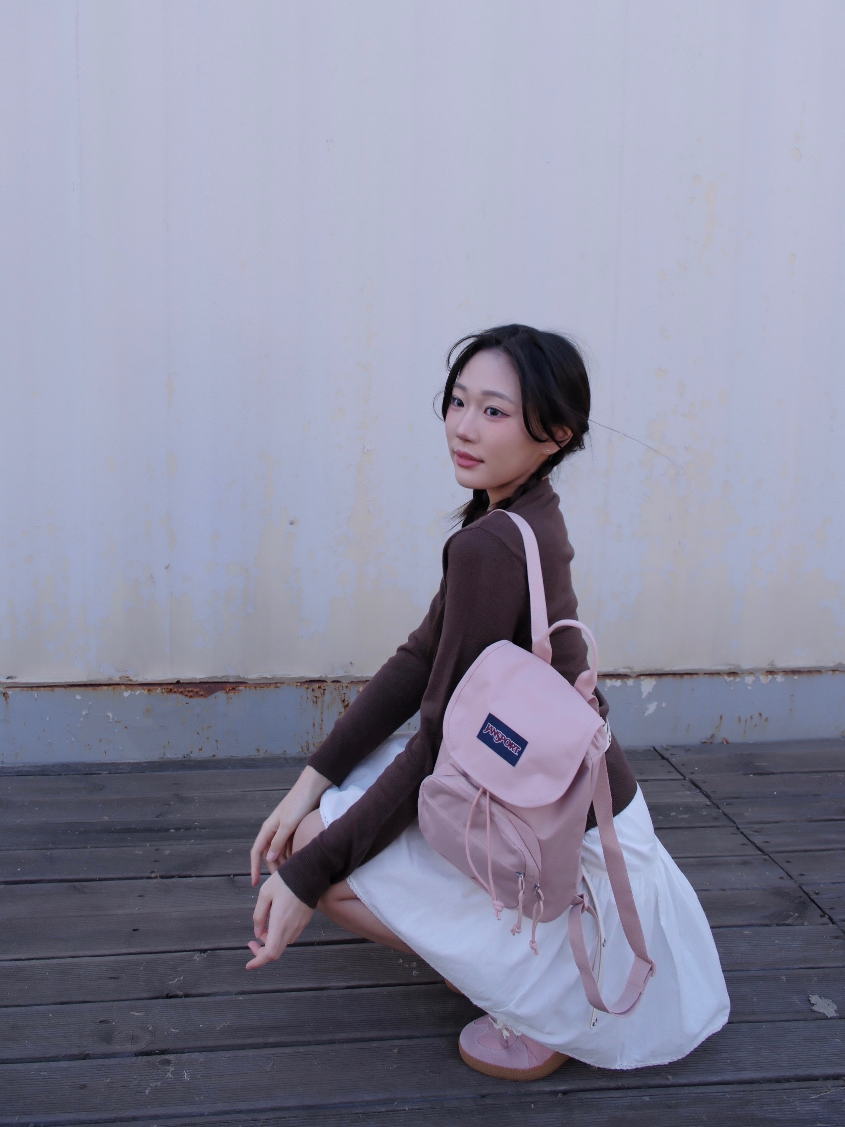Jansport Highlands Mini Backpack Misty Rose 착용 스타일 - 2