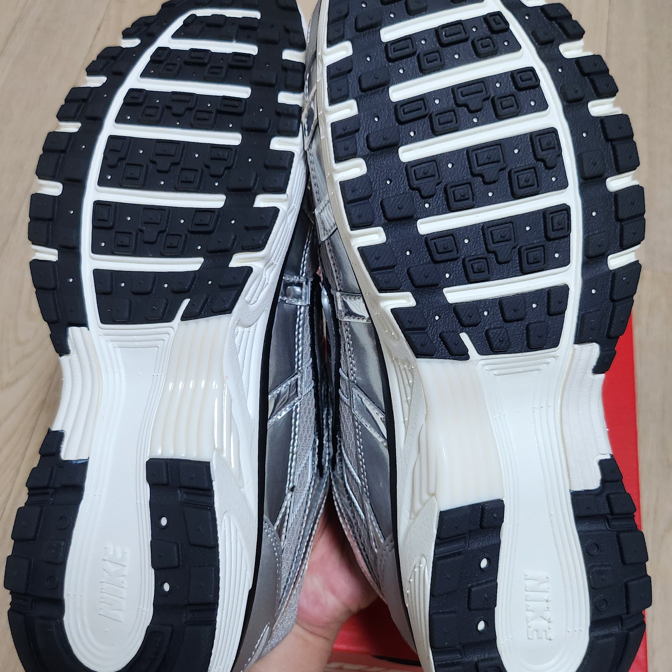 Nike P-6000 Metallic Silver 착용 스타일 - 7