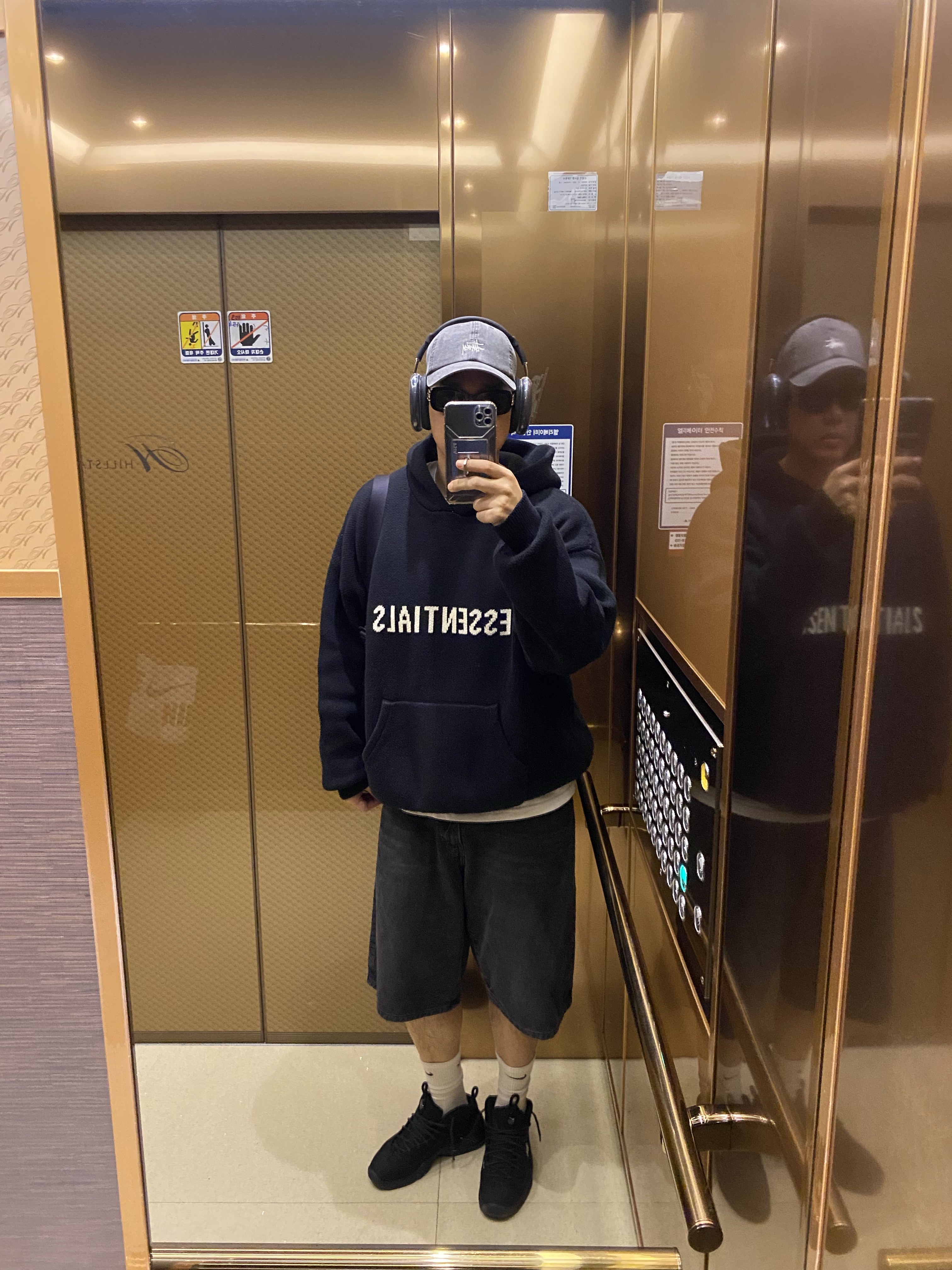 Apple AirPods Max USB C Midnight (Korean Ver.), Stussy Washed Basic Low Pro Cap Charcoal 착용 스타일