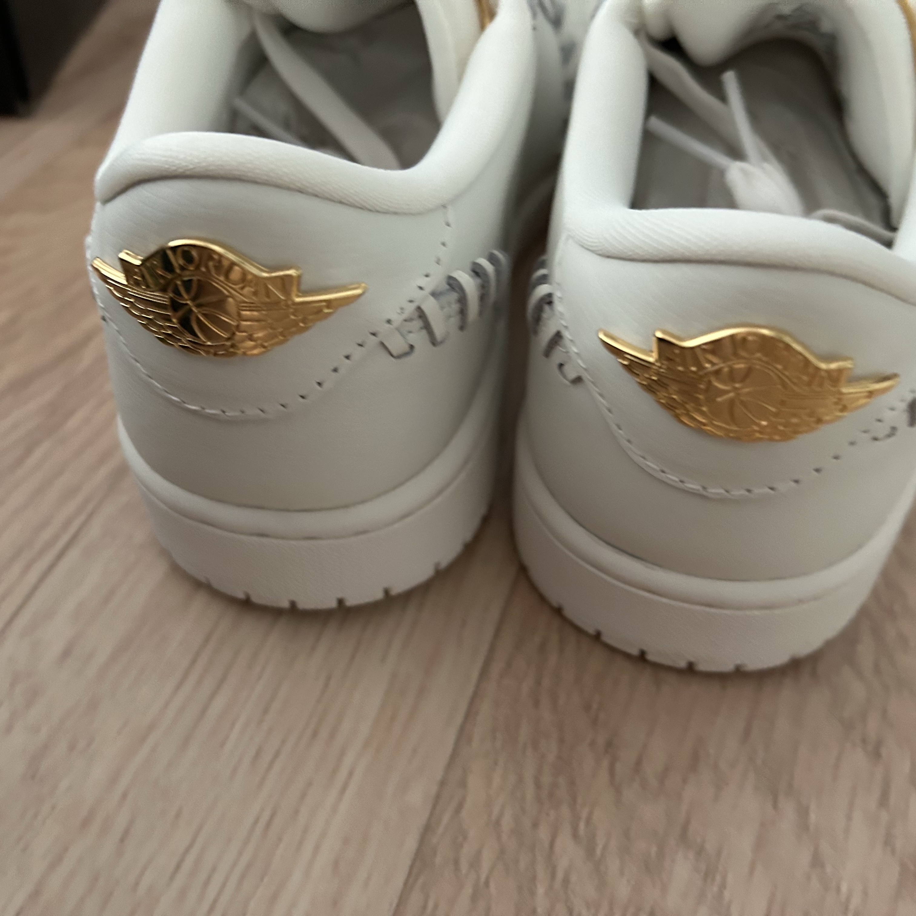 (W) Jordan 1 Low Method of Make Legend Light Brown Metallic Gold 착용 스타일