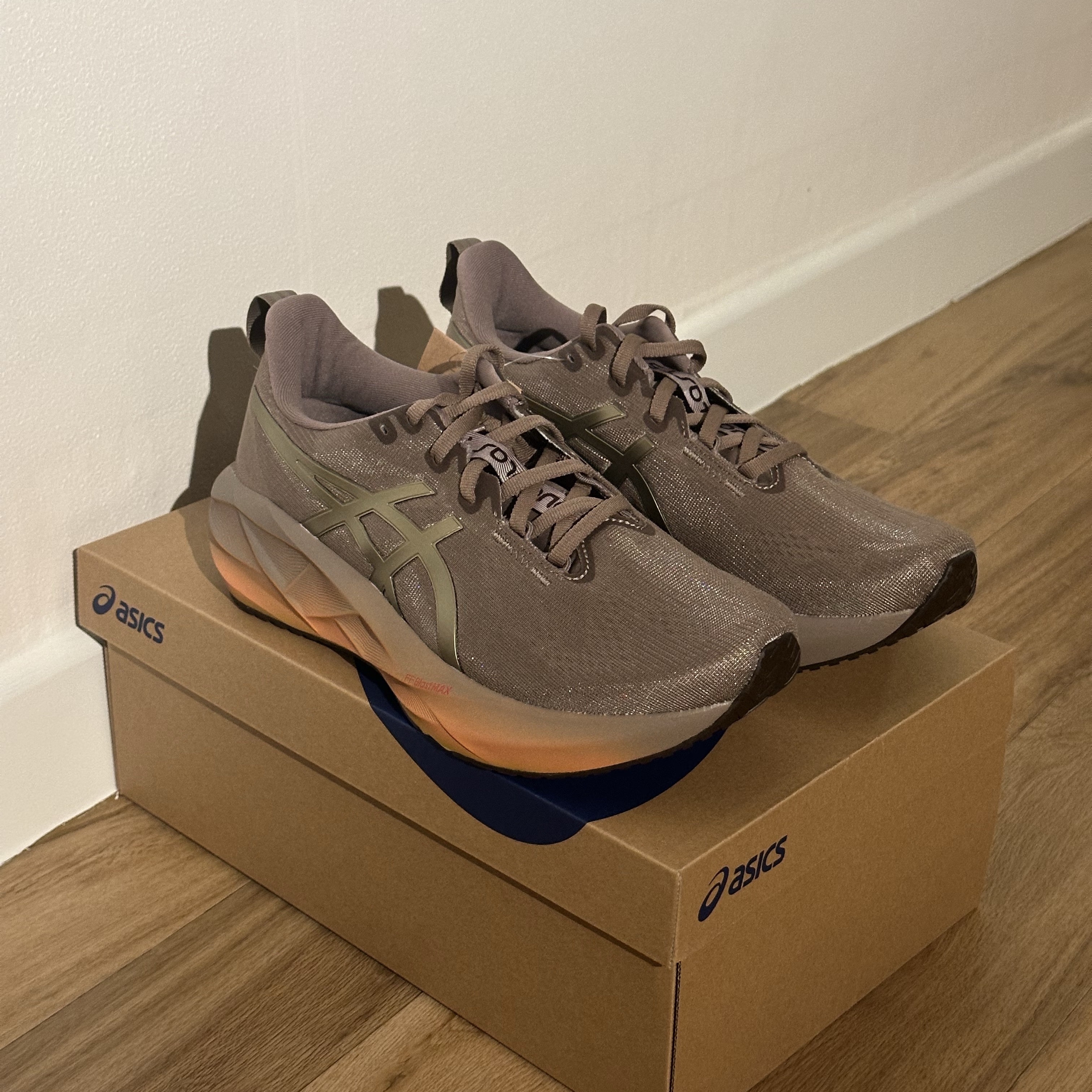 Asics Novablast 5 Luxe Taupe Grey 착용 스타일
