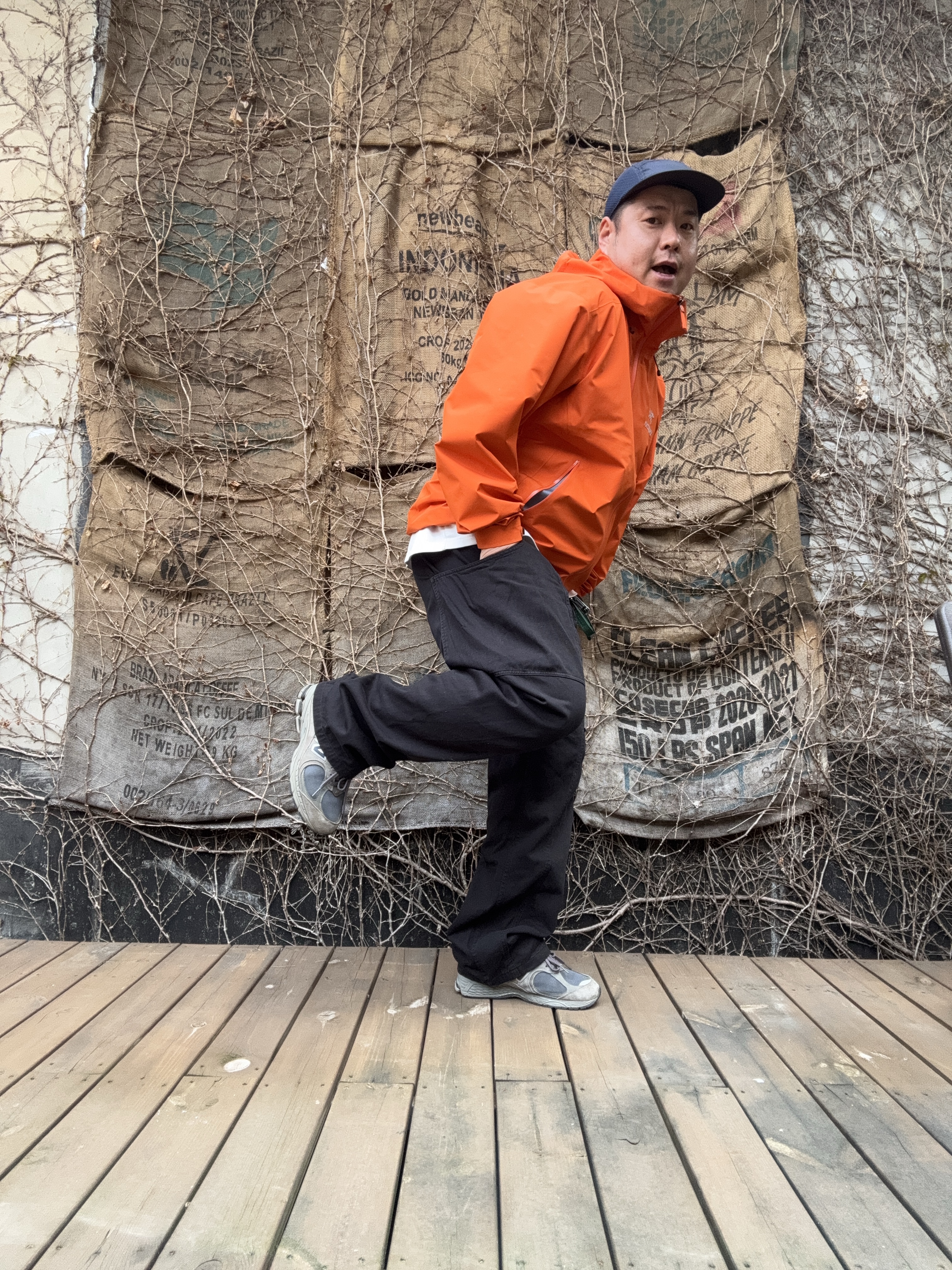 Arc'teryx Beta LT Jacket Phenom, New Balance 2002R Gore-Tex Castlerock Natural Indigo 착용 스타일 - 2