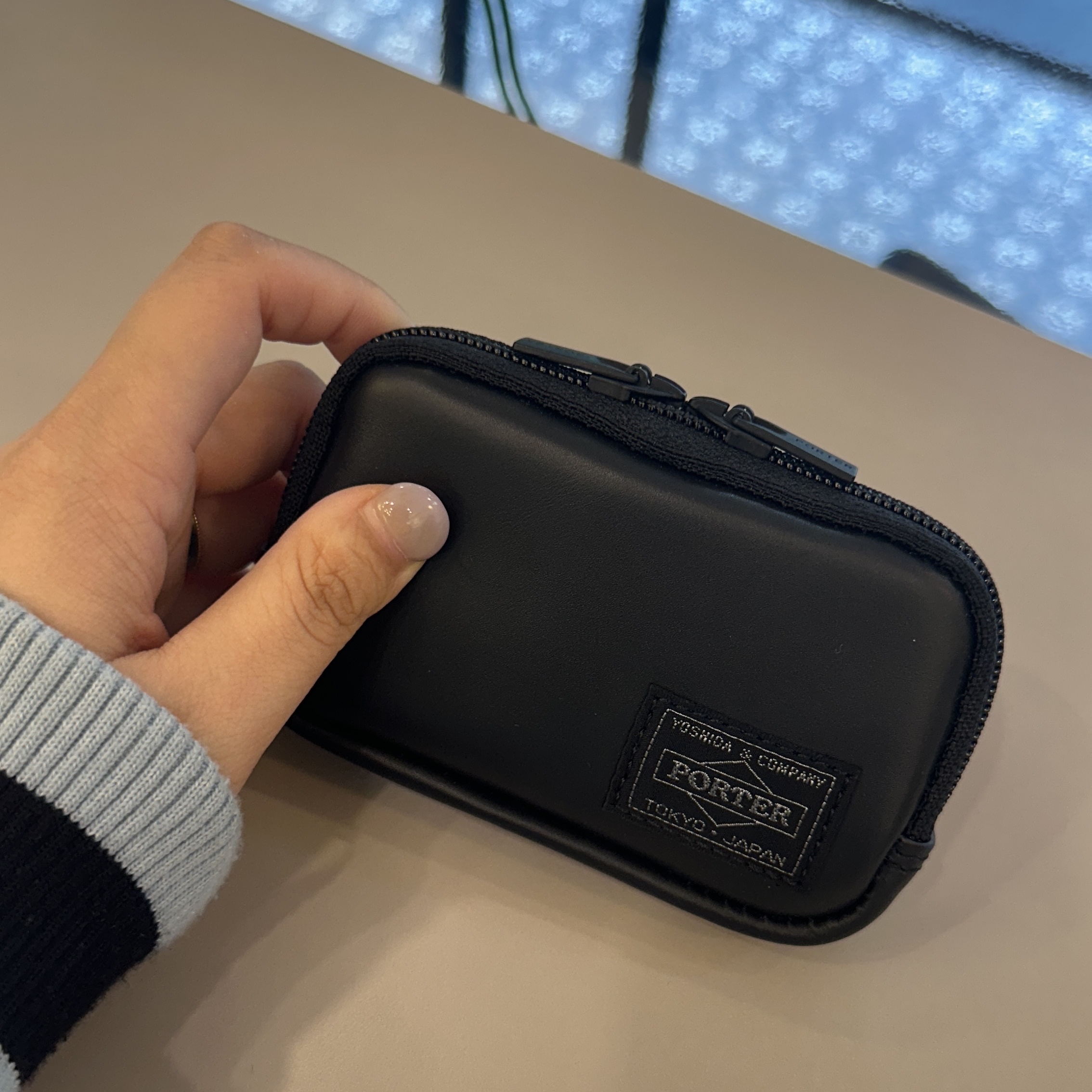 Porter Aloof Coin Case Black 착용 스타일 - 1