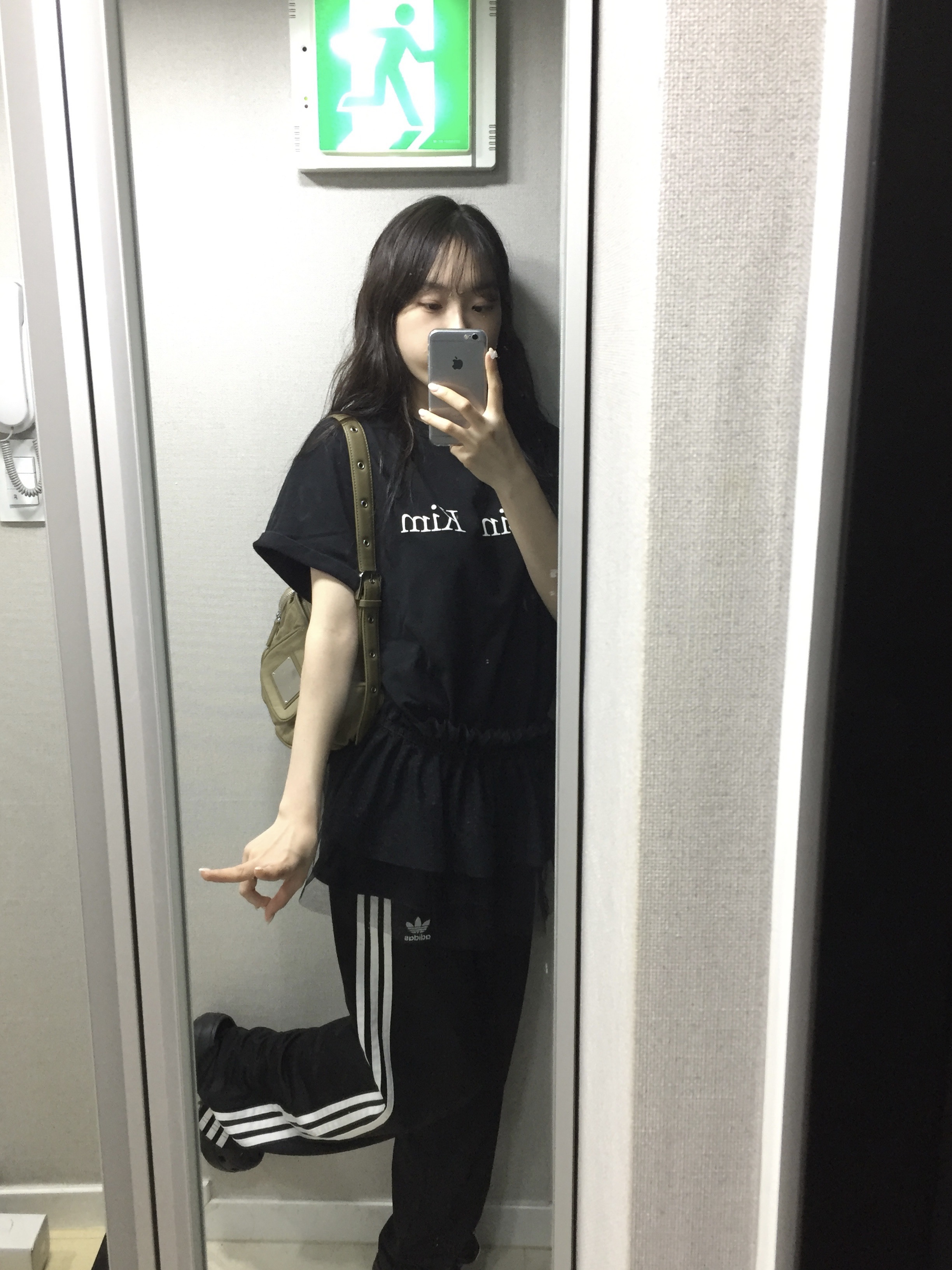 (W) Crocs Classic Platform Clog Black, Matin Kim Madeleine Round Bag Light Khaki 착용 스타일