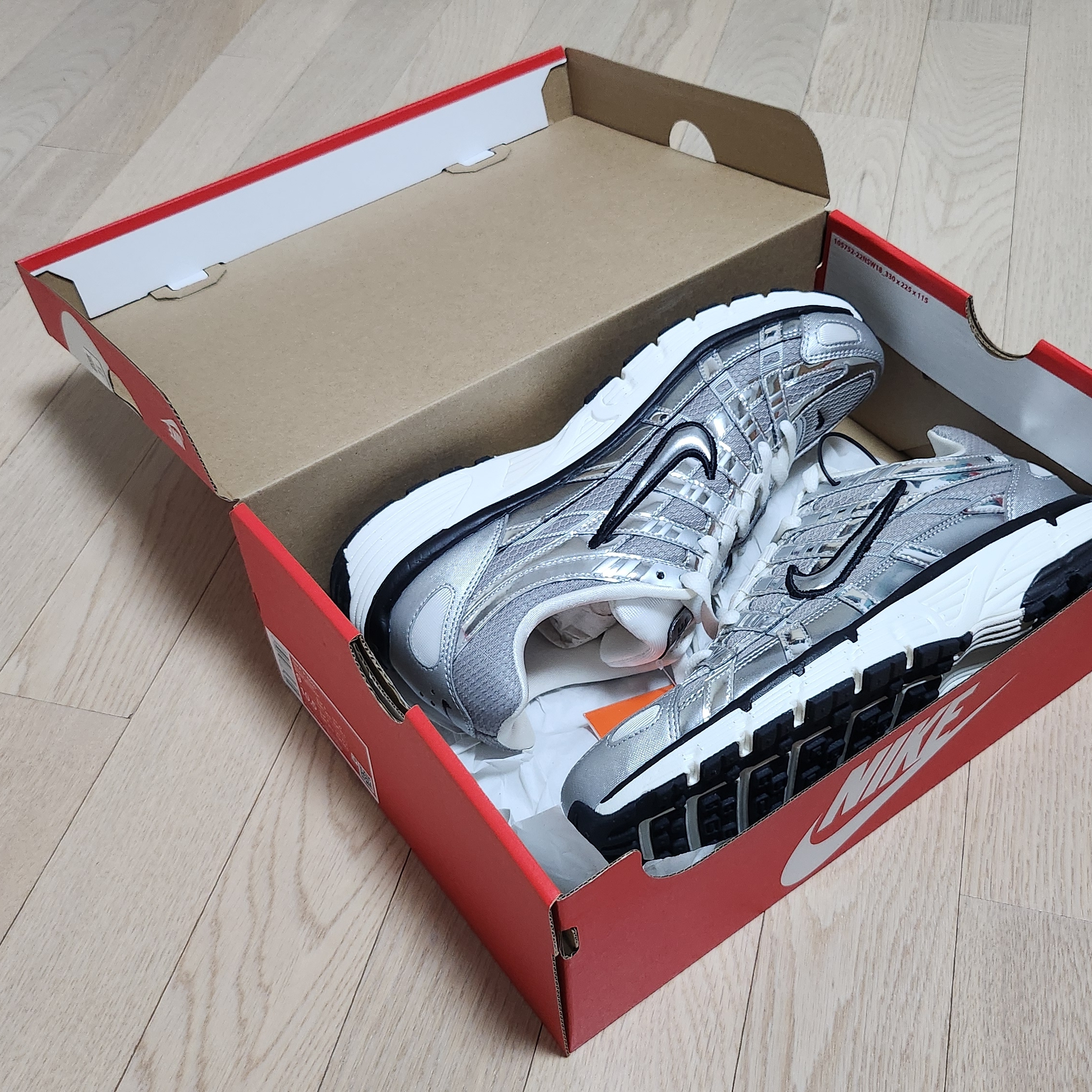 Nike P-6000 Metallic Silver 착용 스타일 - 1