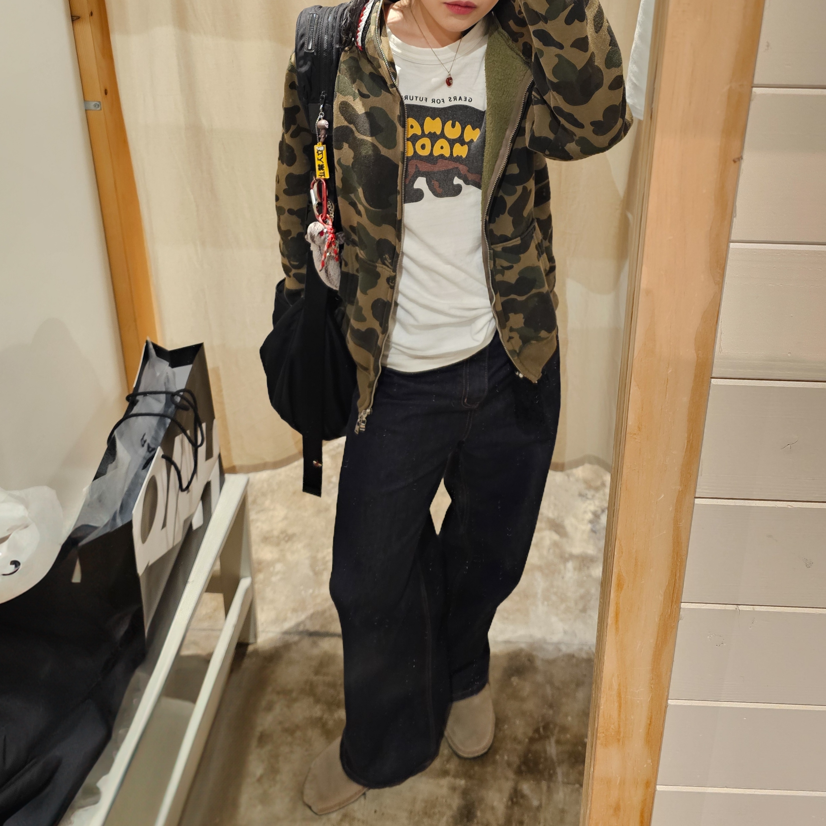 Human Made Graphic T-Shirt #10 White, BAPE 1st Camo Shark Full Zip Hoodie Army Green 착용 스타일 - 4