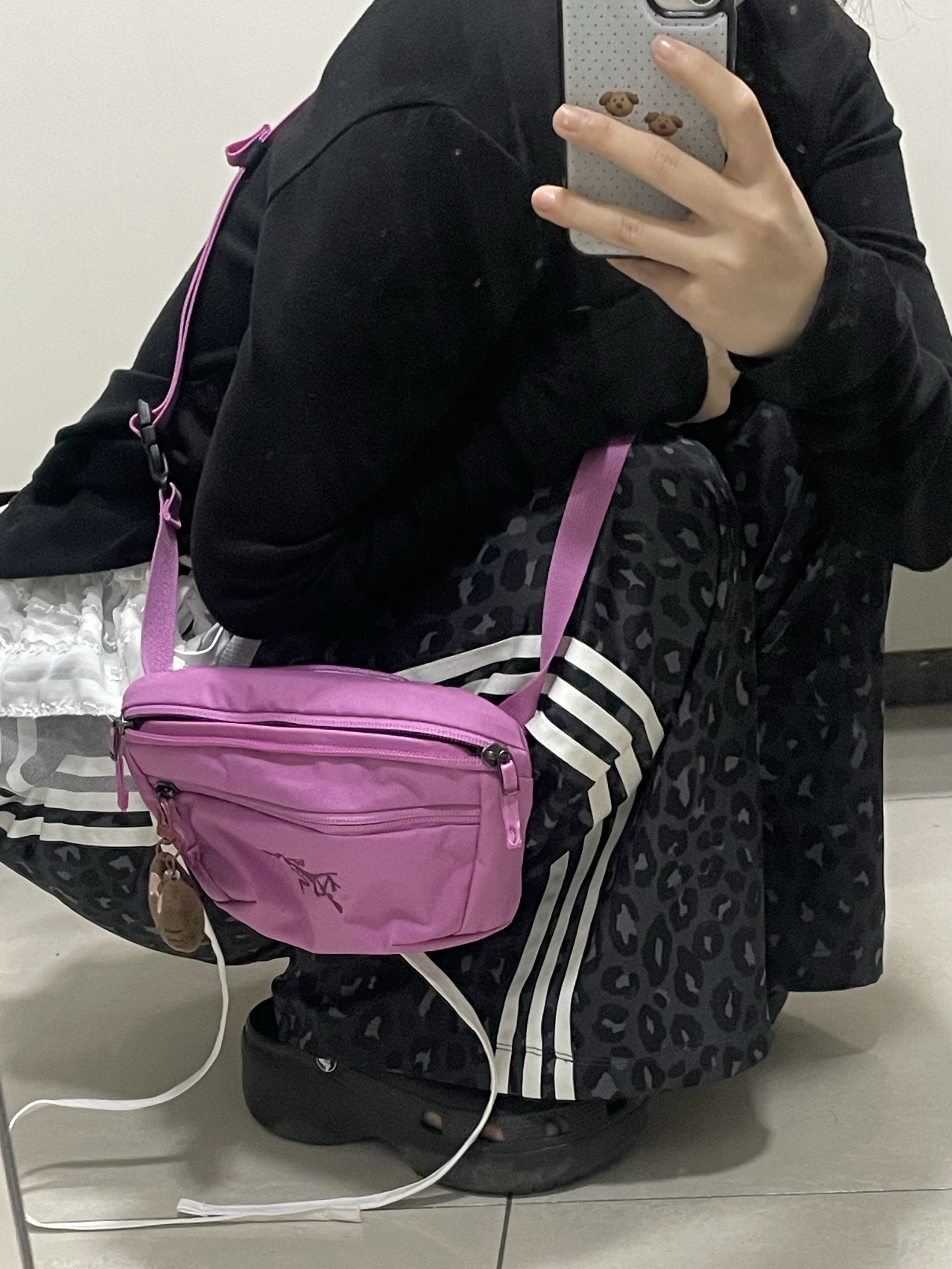Arc'teryx Mantis 1 Waistpack Alpenglow, (W) Adidas Wide Leg Satin Pants Multicolor Carbon - KR Sizing 착용 스타일 - 2