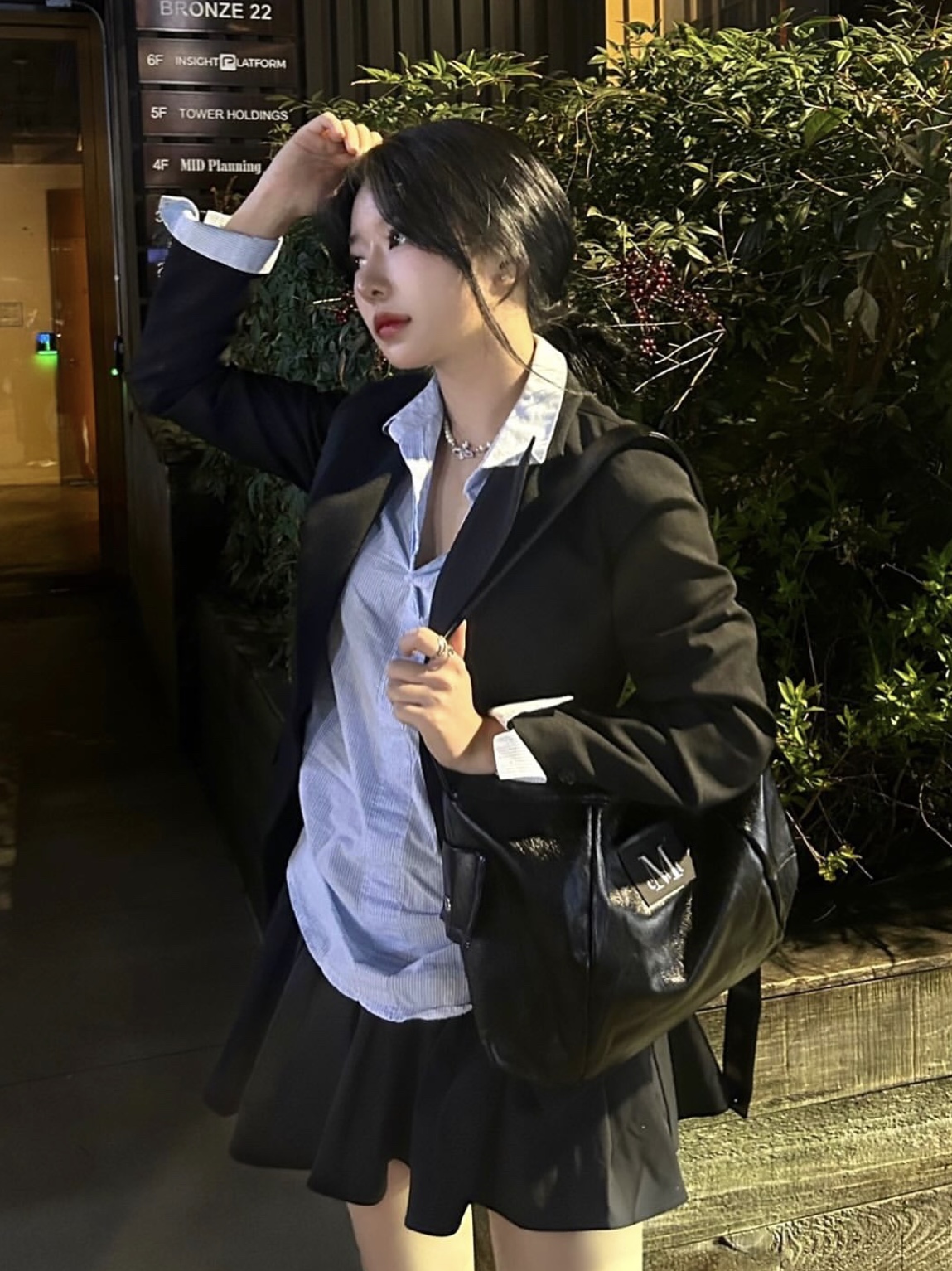 무센트 더들리 사이드 포켓 빈티지 레더 숄더백 블랙 착용 스타일 - 2
