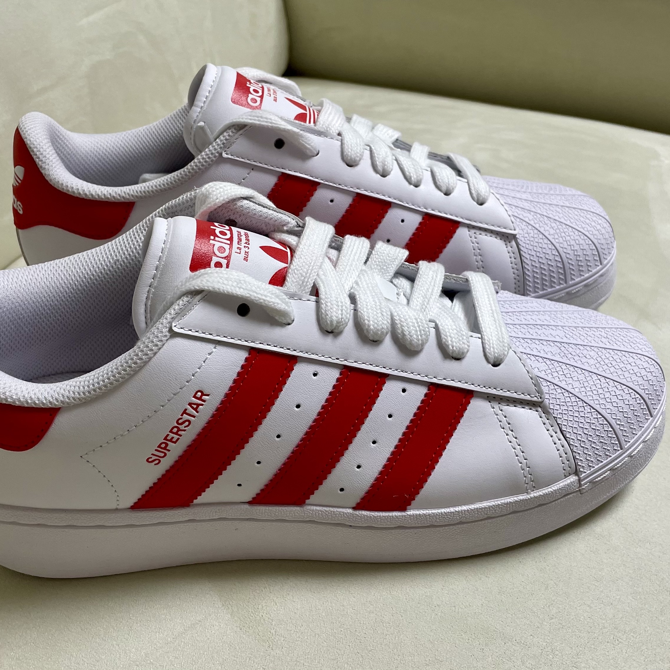 Adidas Superstar XLG Cloud White Core Black 착용 스타일 - 4