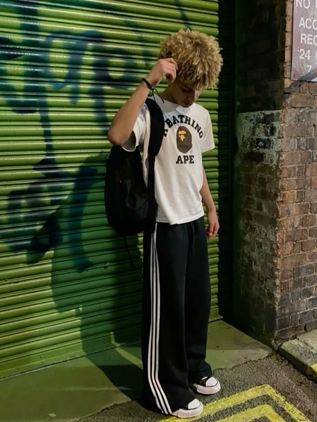 BAPE Japan Ape Head T-Shirt Black, Stussy 8 Ball Pigment Dyed T-Shirt Natural 착용 스타일 - 4