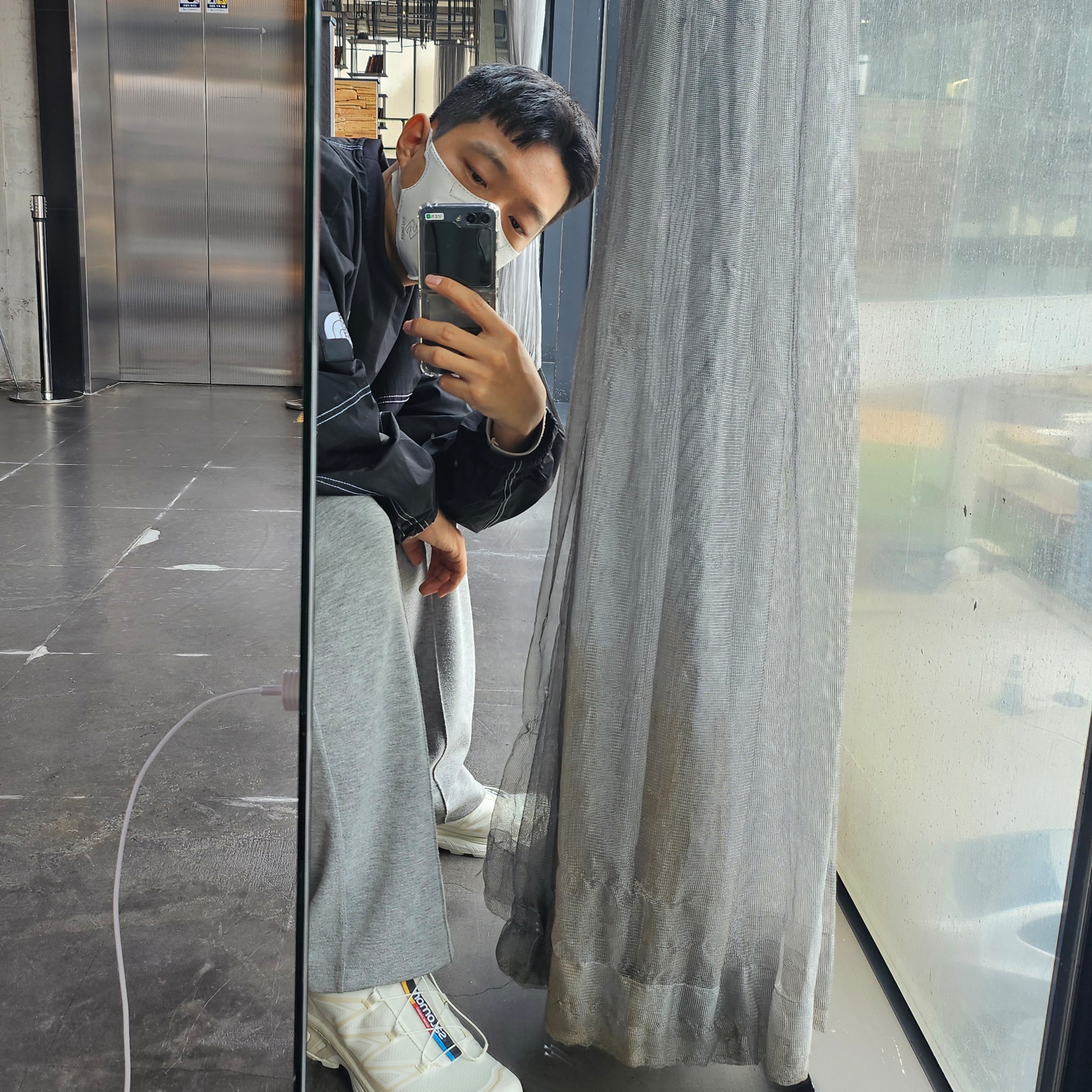 Salomon XT-6 Vanilla Ice Almond Milk, The North Face Albany Crewneck Black - 25SS 착용 스타일