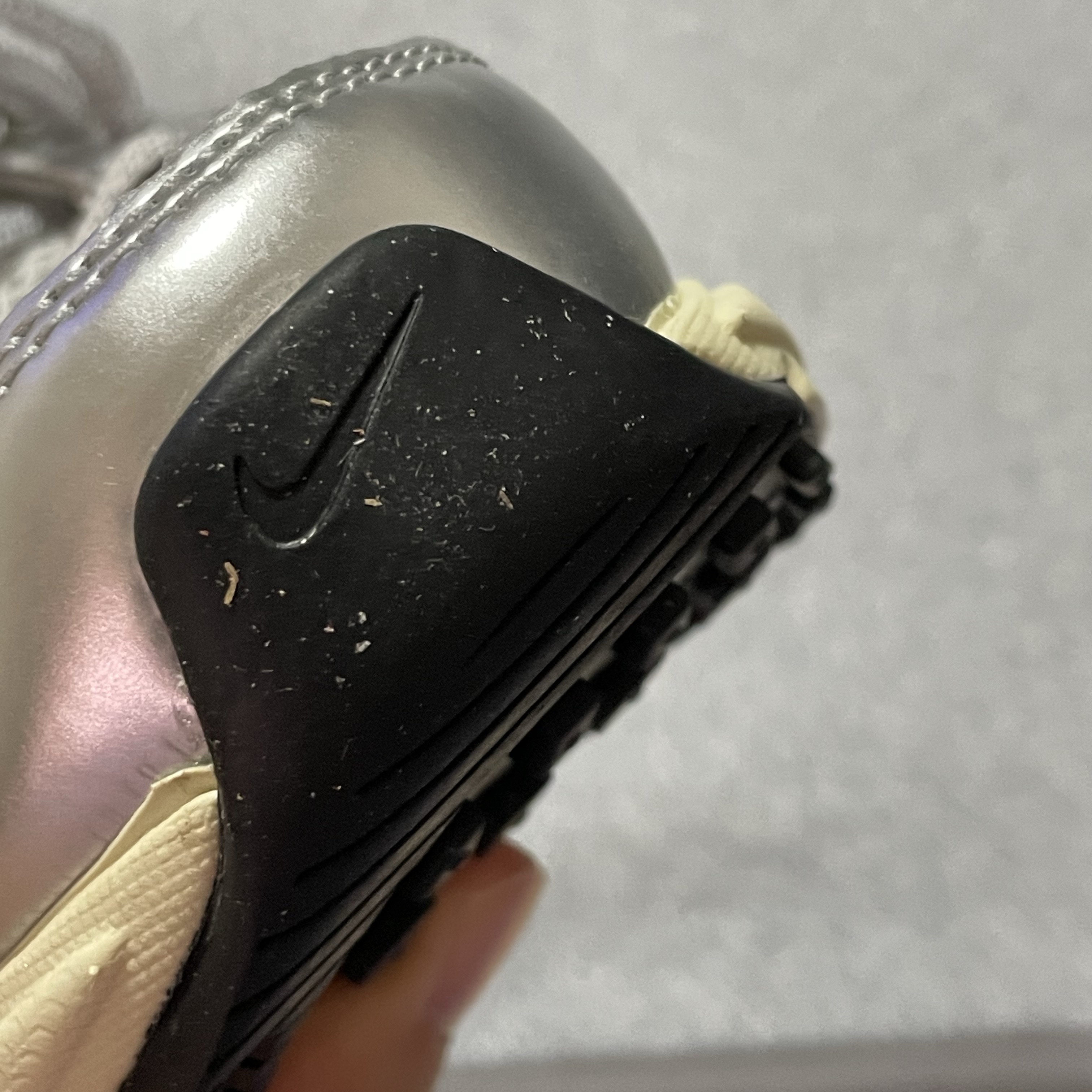 Nike V2K Run Summit White Metallic Silver 착용 스타일 - 1