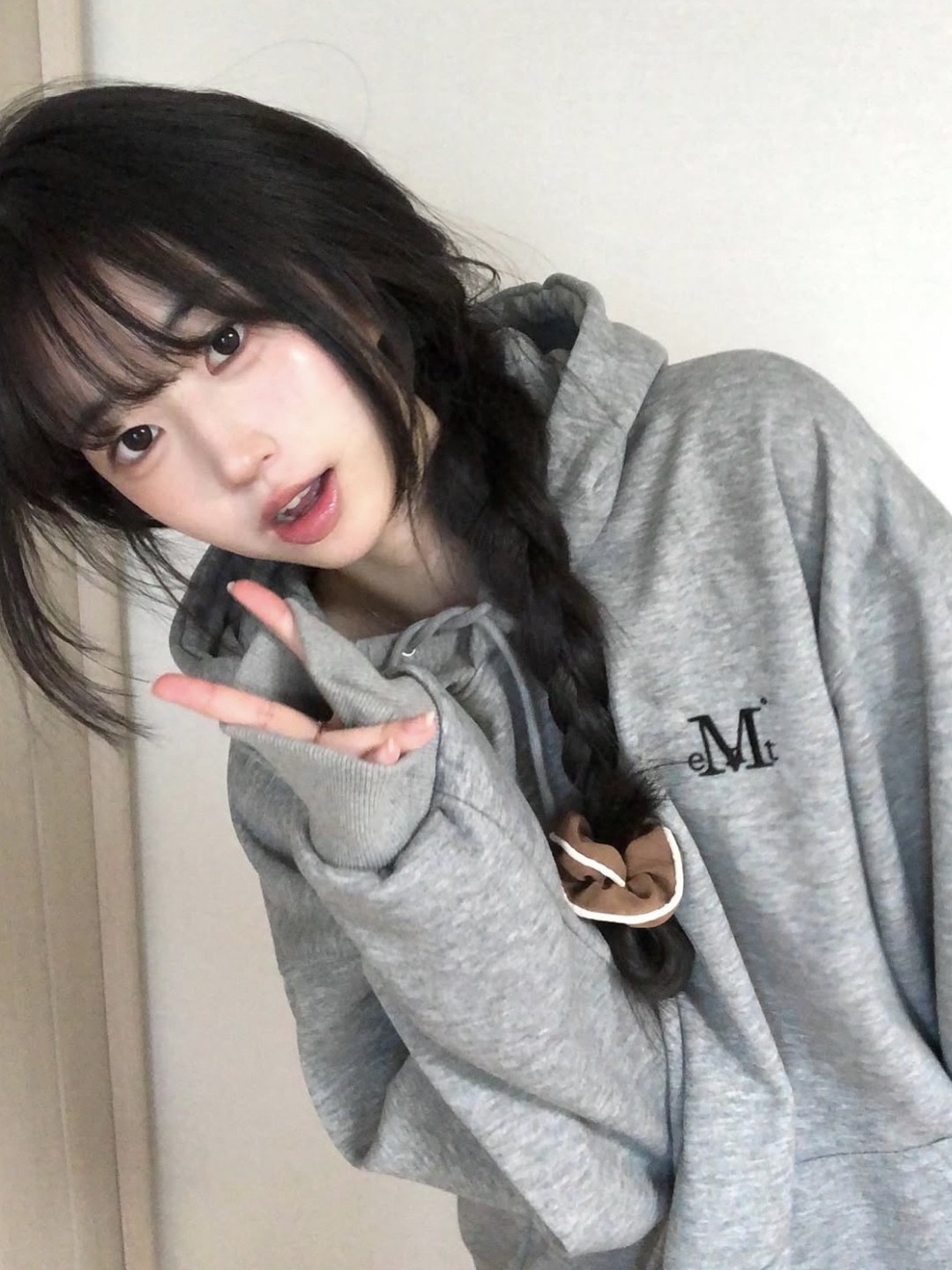 Signature Basic Logo Hood T Gray 착용 스타일 - 2