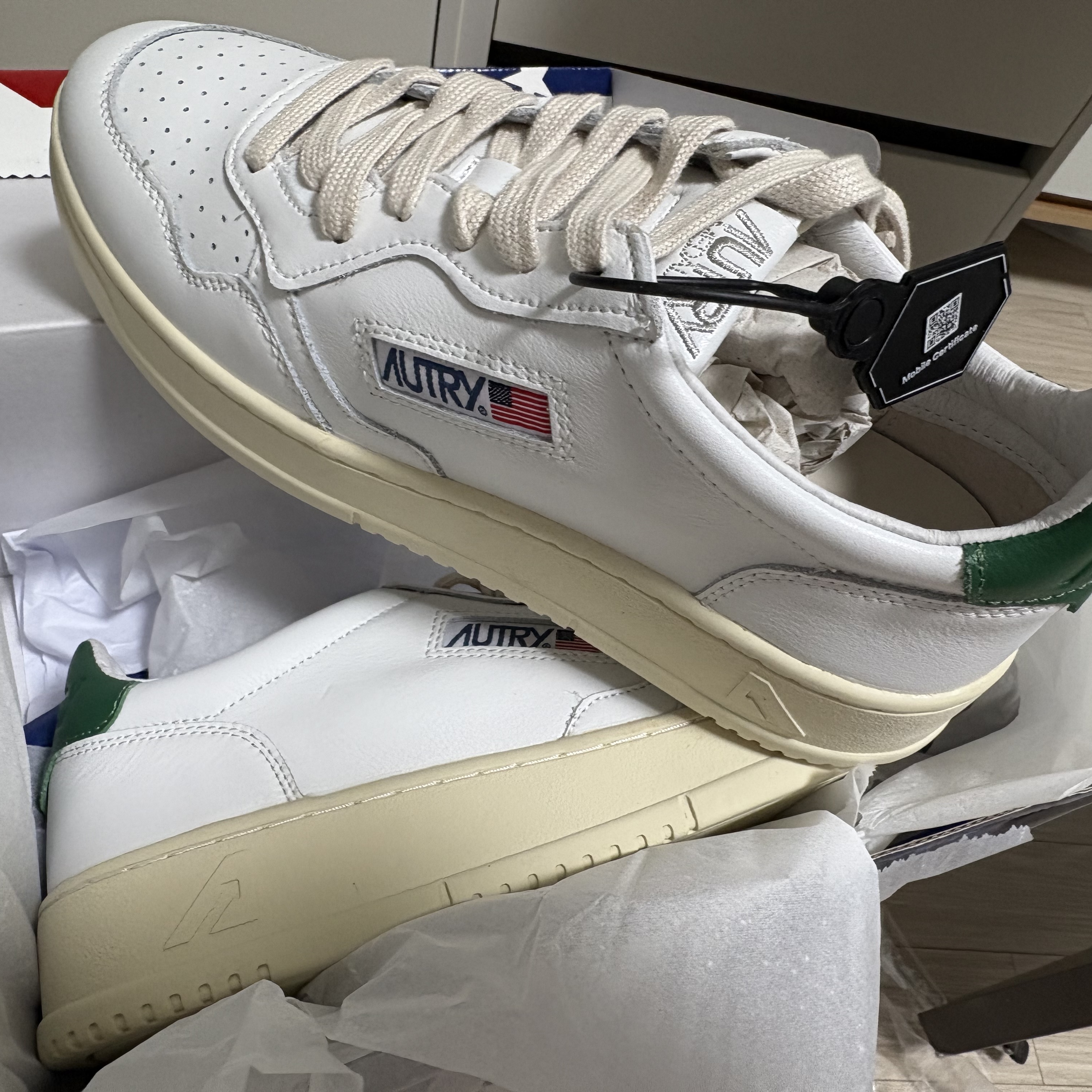 Autry Medalist Low Leather Sneakers White Green 착용 스타일