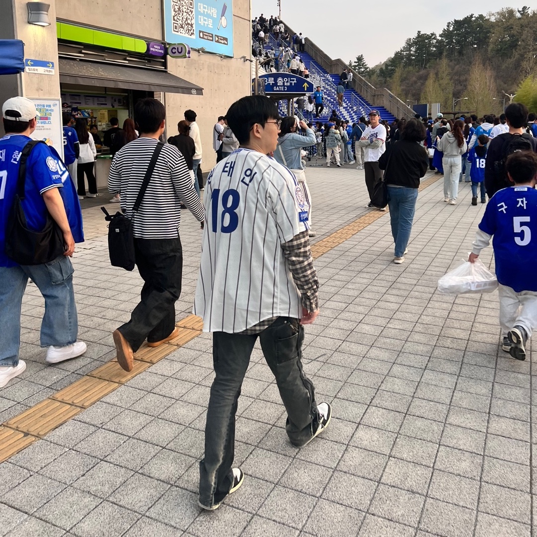 Samsung Lions 2025 Professional 02 Old Home Uniform White (Non Marking Ver.), Jordan 1 x Travis Scott x Fragment Retro Low OG SP Military Blue 착용 스타일 - 2