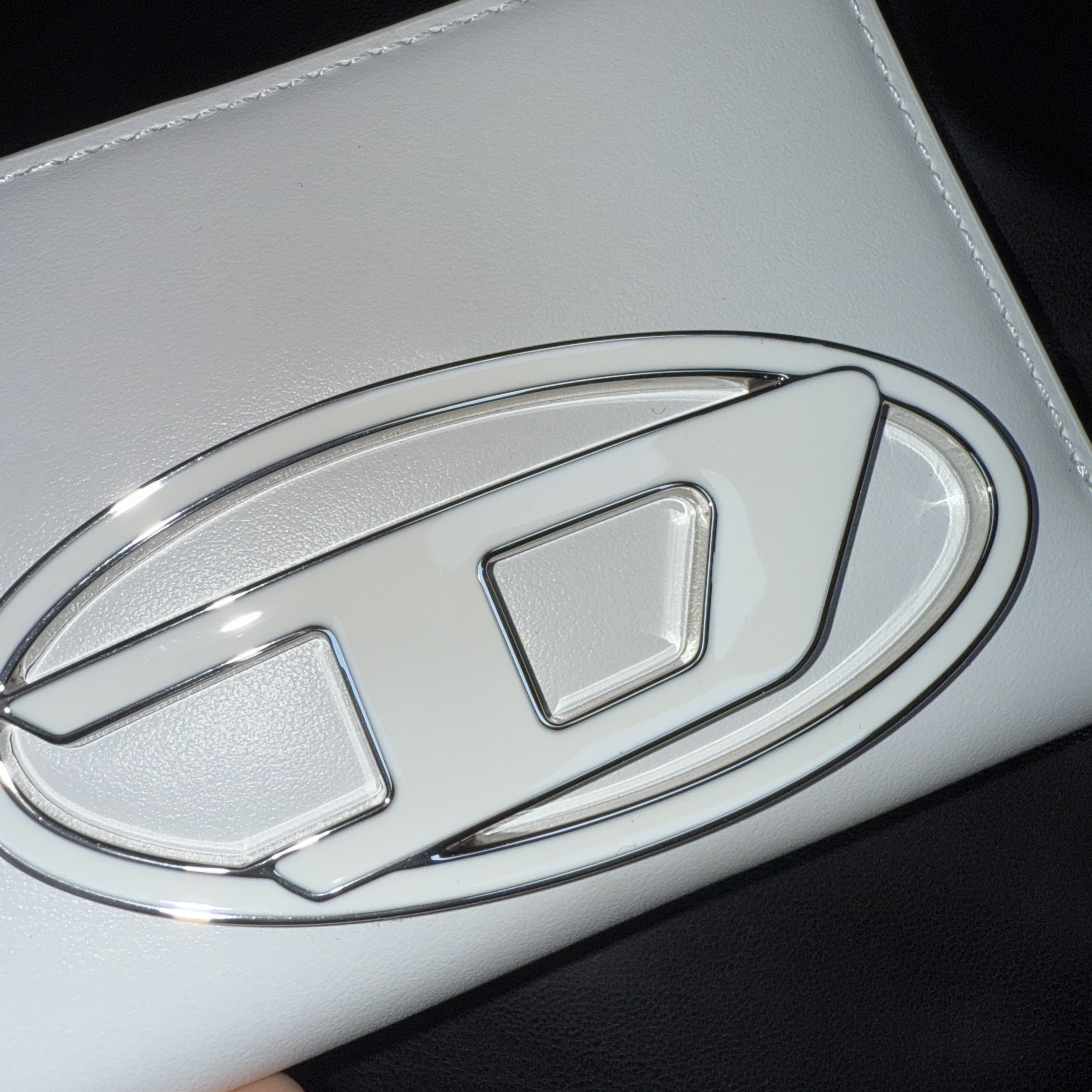 Diesel 1DR Bi-Fold Zip II Wallet White 착용 스타일