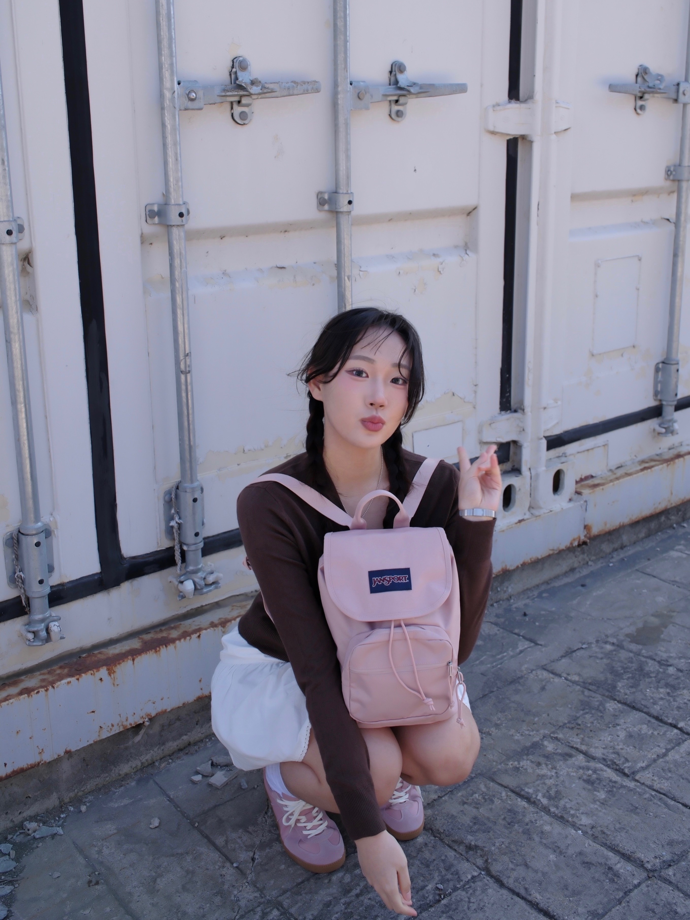 Jansport Highlands Mini Backpack Misty Rose 착용 스타일 - 4