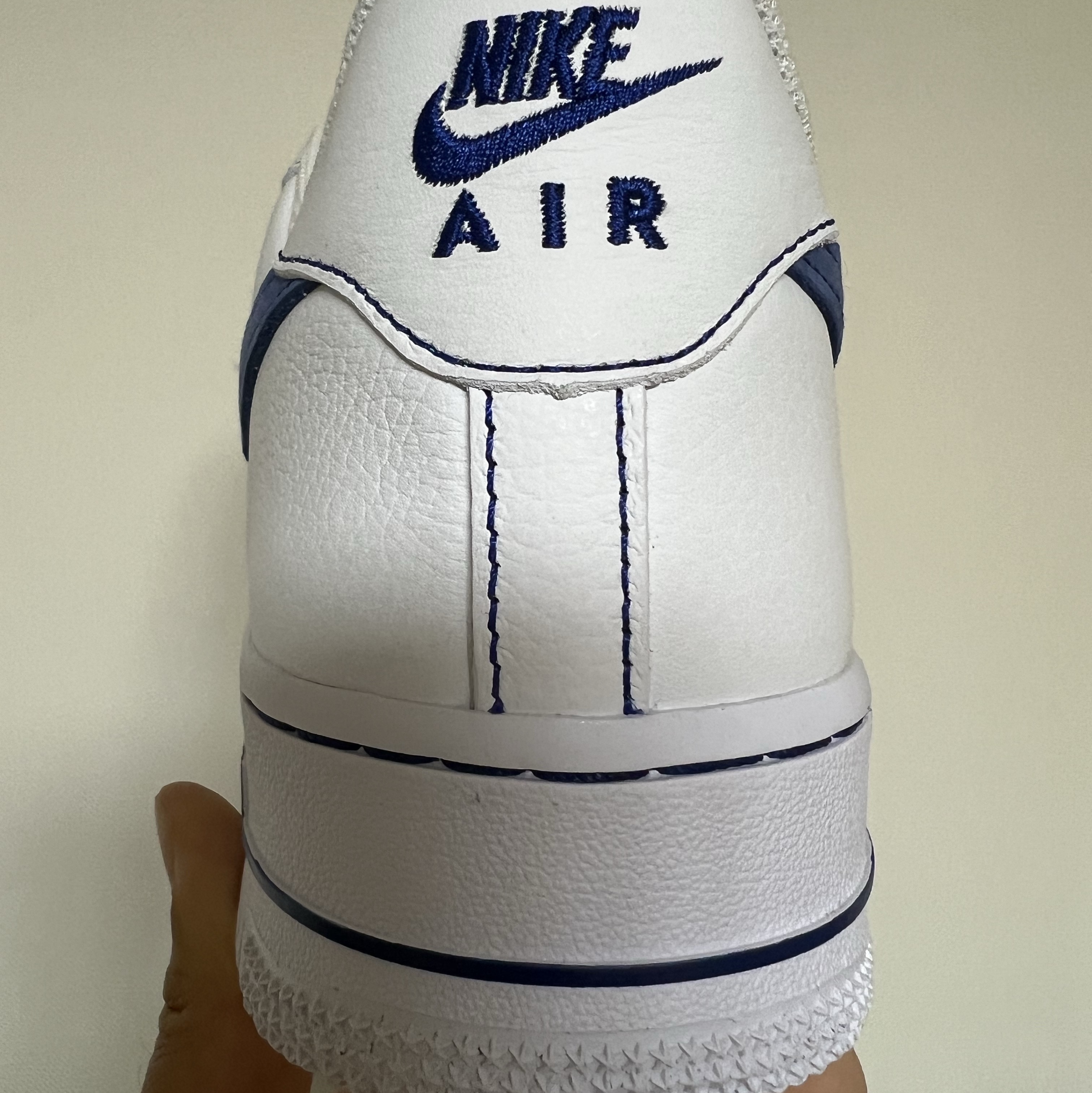 Nike Air Force 1 '07 LV8 White Deep Royal Blue 착용 스타일 - 3