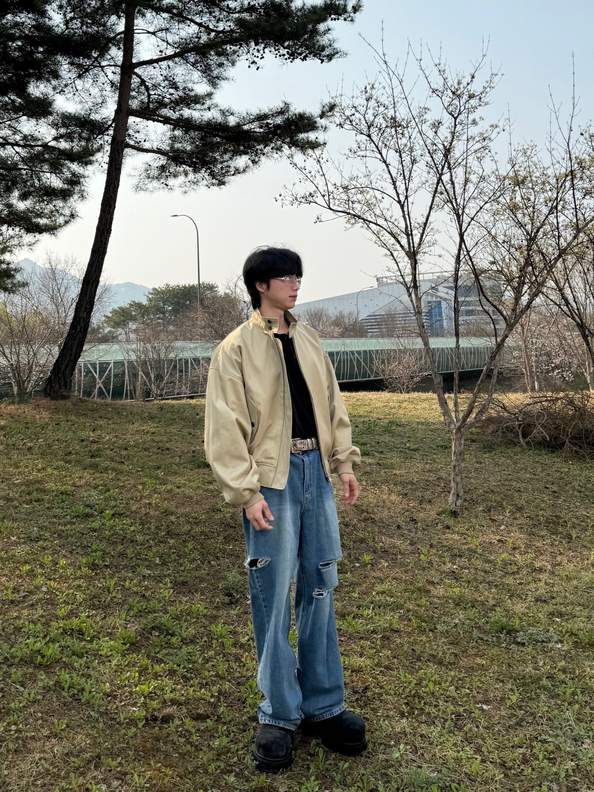 언더마이카 무.89 안티 Fxxking 로고 플레이 브러시 워시드 헨리넥 셔츠 블랙, 발렌시아가 스톰퍼 부티 블랙 착용 스타일 - 7