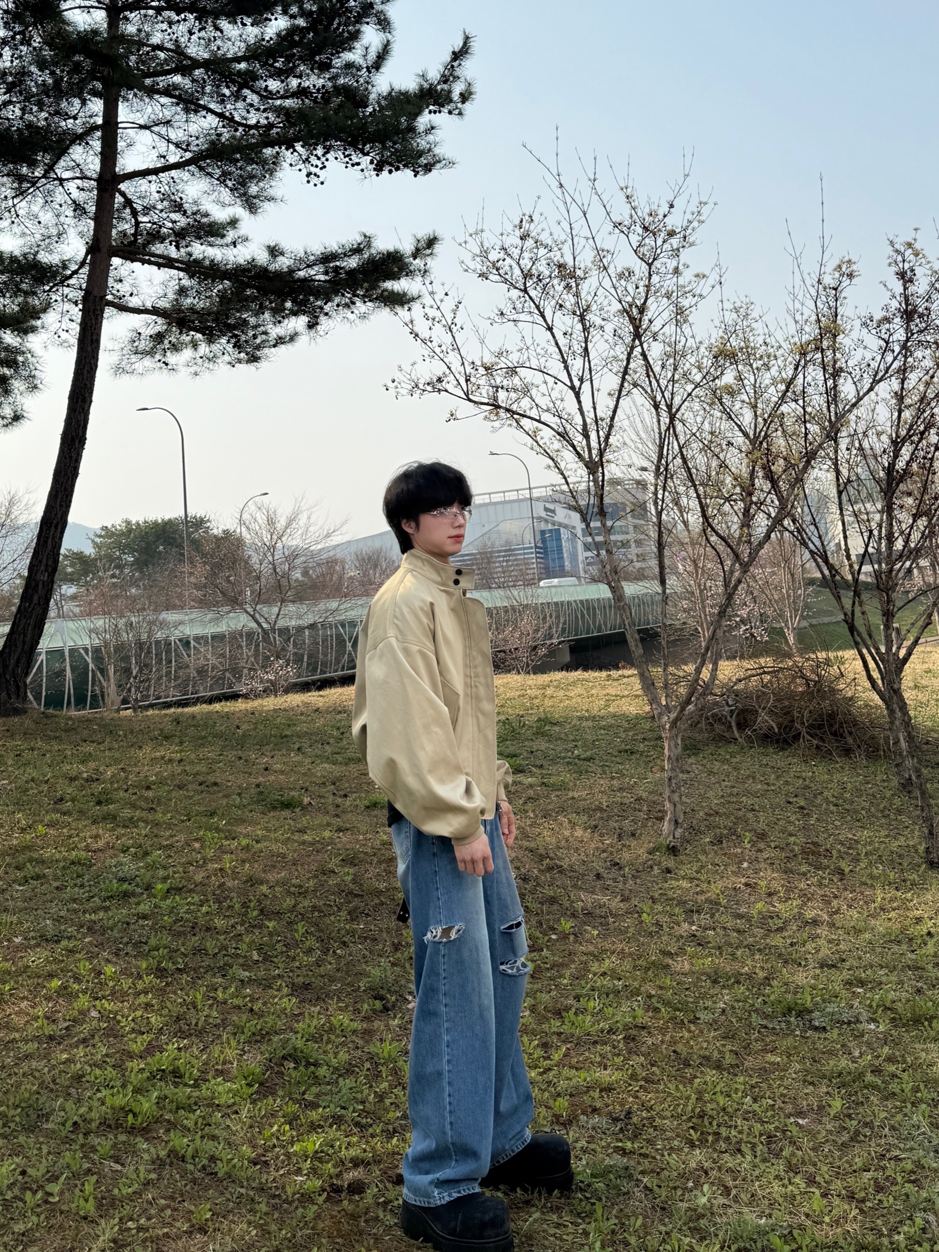 언더마이카 무.89 안티 Fxxking 로고 플레이 브러시 워시드 헨리넥 셔츠 블랙, 발렌시아가 스톰퍼 부티 블랙 착용 스타일 - 6
