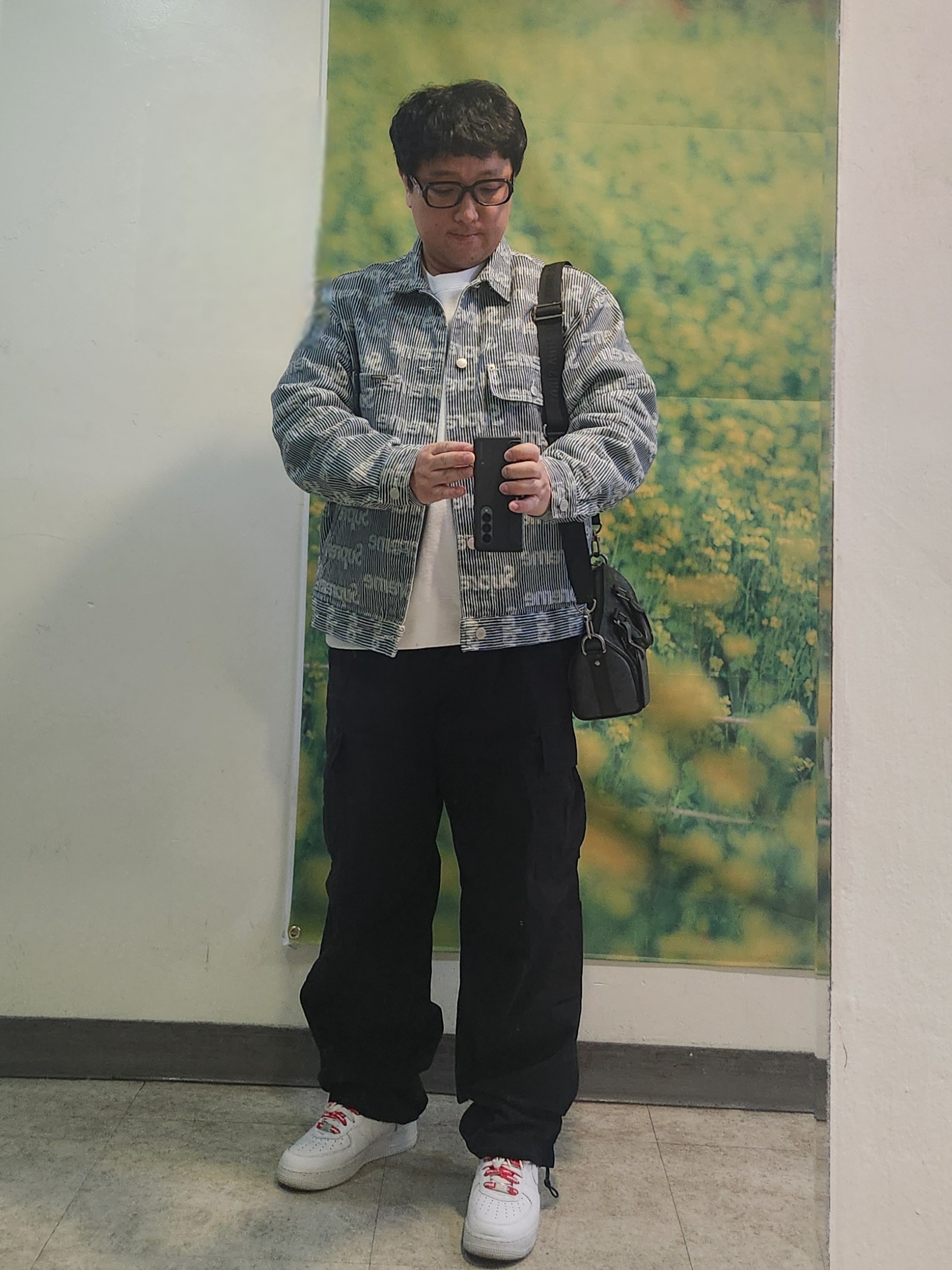 Nike x Supreme Air Force 1 Low White, Supreme Denim Chore Trucker Jacket Stripe - 24SS 착용 스타일