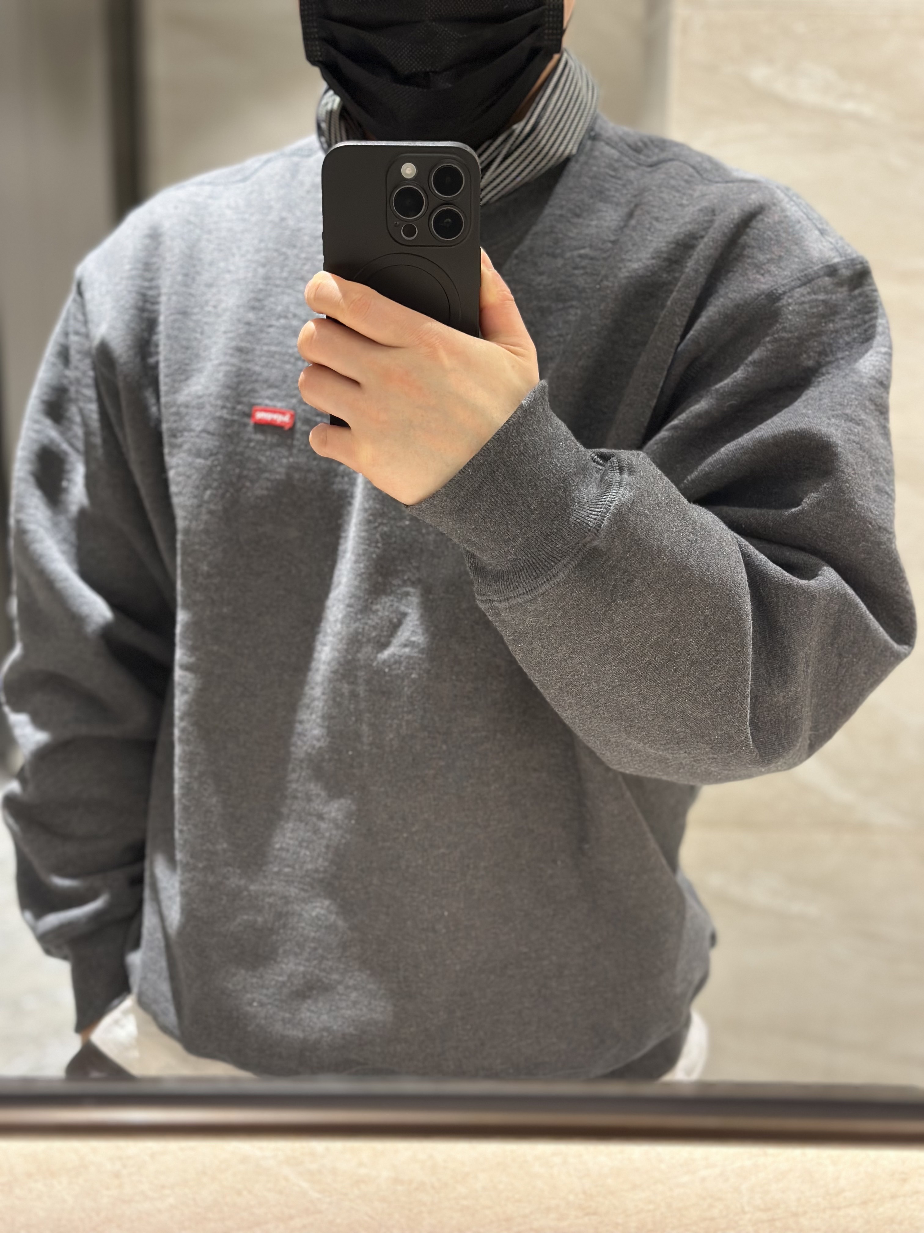Supreme Small Box Crewneck Charcoal - 23FW 착용 스타일