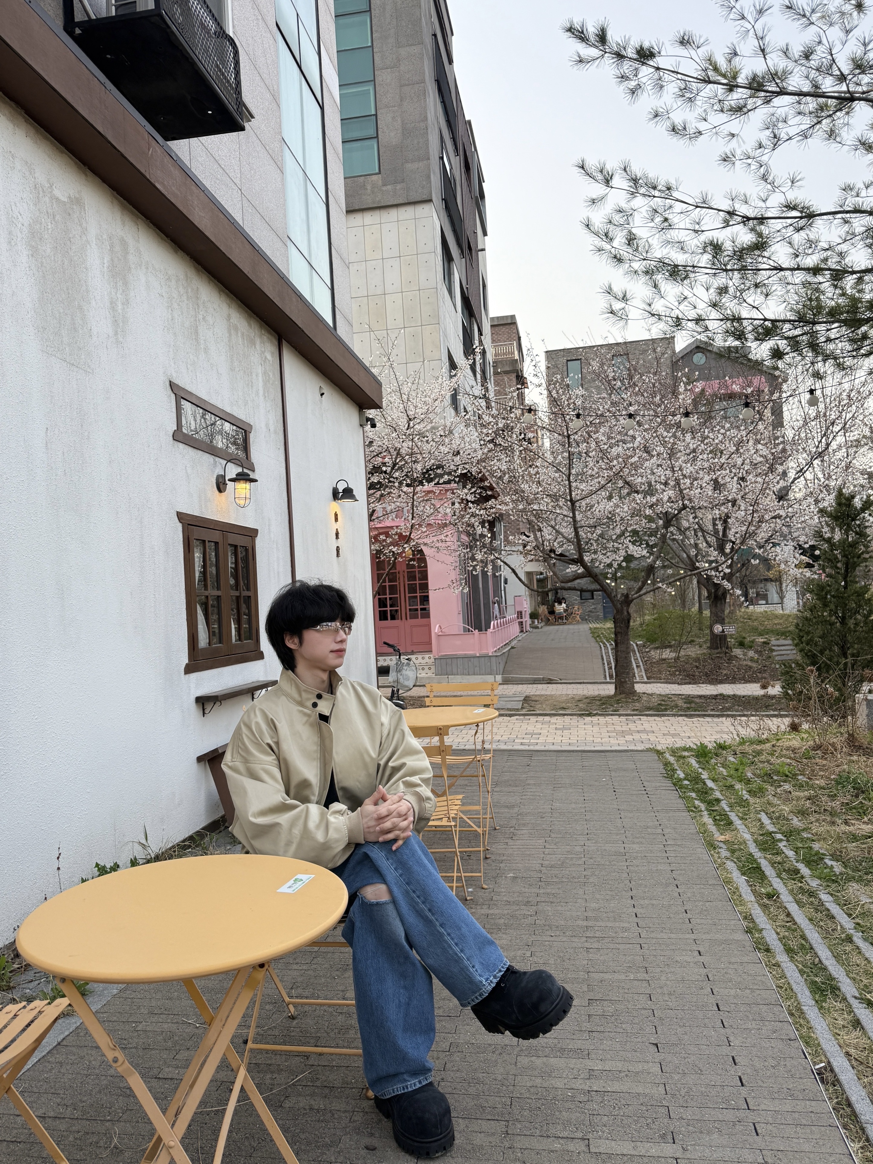 언더마이카 무.89 안티 Fxxking 로고 플레이 브러시 워시드 헨리넥 셔츠 블랙, 발렌시아가 스톰퍼 부티 블랙 착용 스타일 - 4