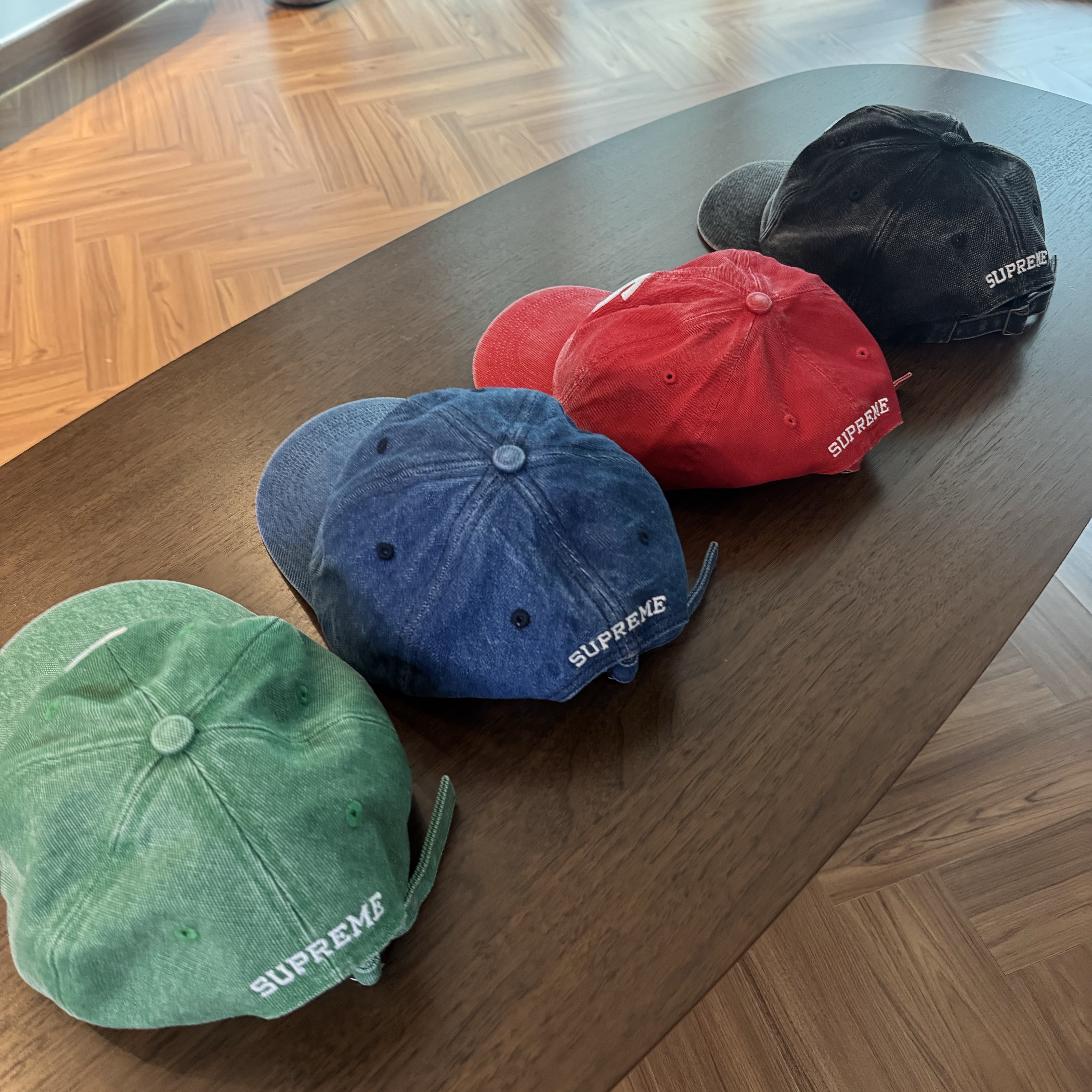 Supreme Pigment Coated S Logo 6-Panel Red - 25SS, Supreme Pigment S Logo 6-Panel Denim - 24FW 착용 스타일 - 3
