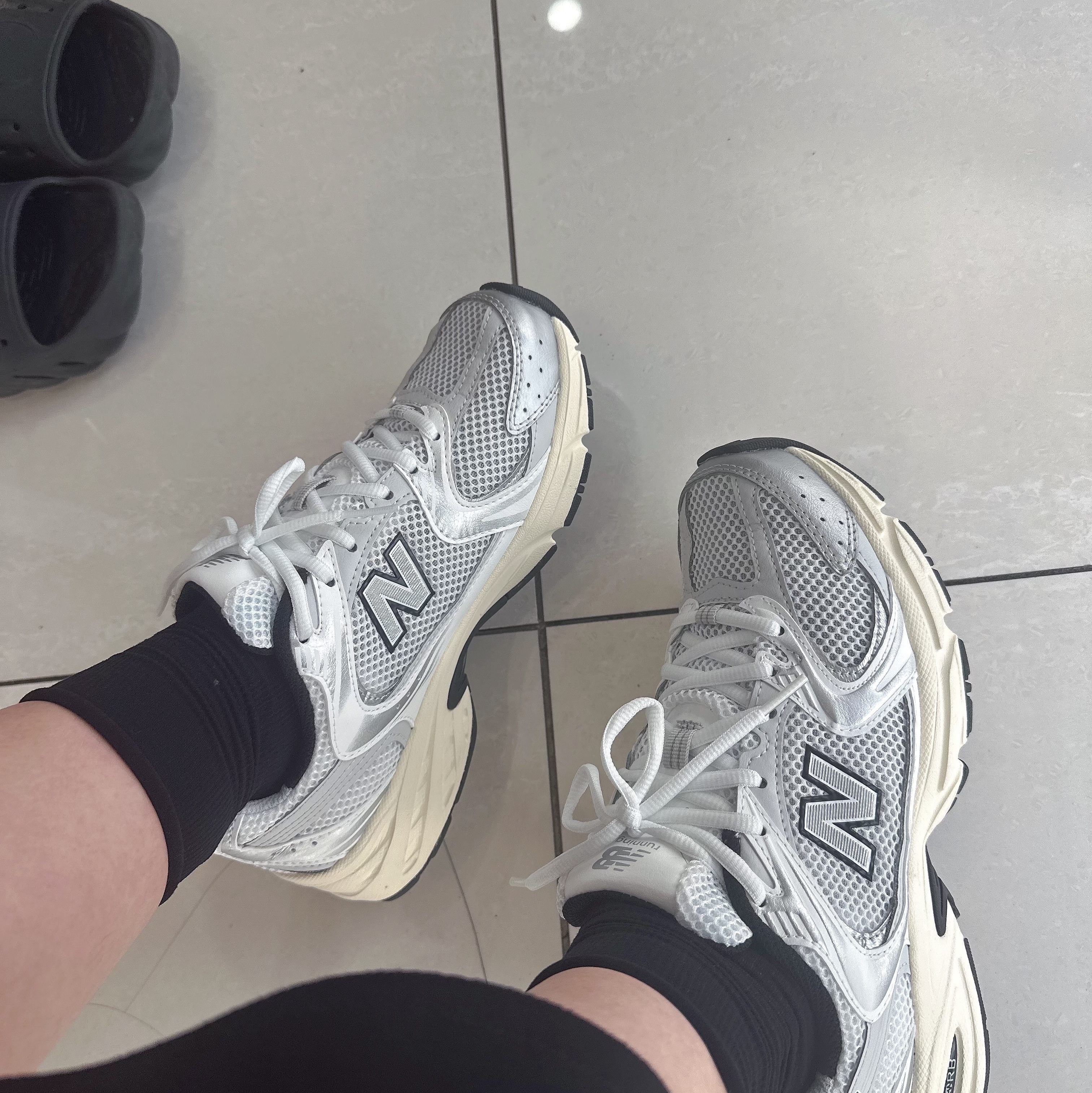 New Balance 530 Silver Cream 착용 스타일 - 1