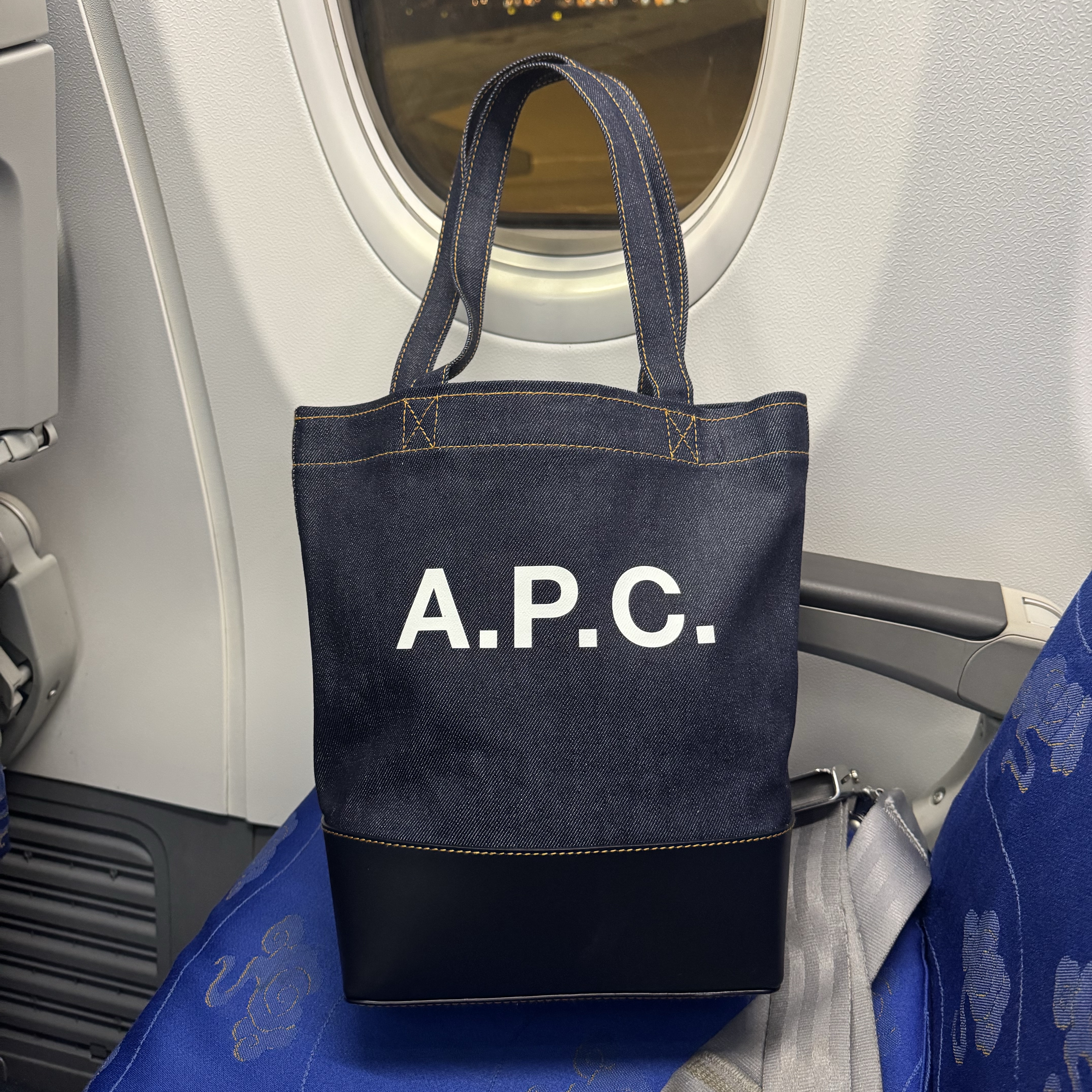A.P.C. Axelle Small Tote Bag Denim Dark Navy 착용 스타일