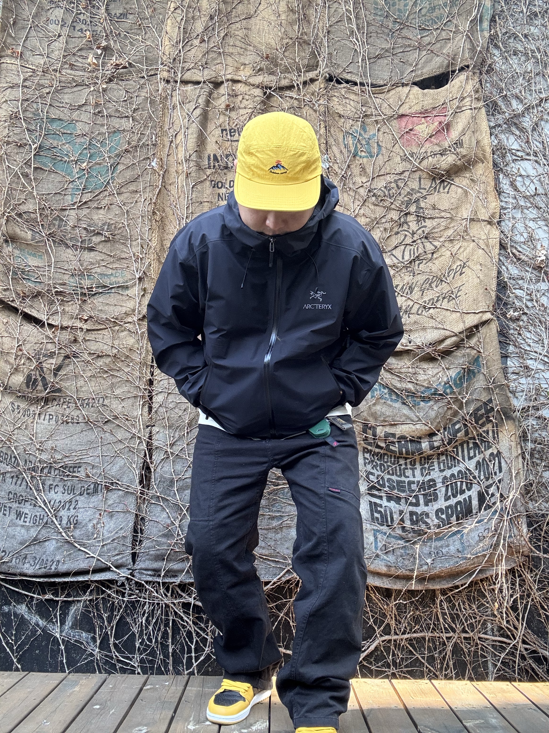Arc'teryx Beta LT Jacket Black, Jordan 1 Retro High OG Pollen 착용 스타일 - 5