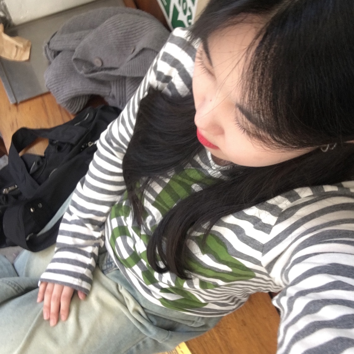 [KREAM 단독] 사파리스팟 티켓팅 스트라이프 보더 롱슬리브 그레이 착용 스타일 - 4