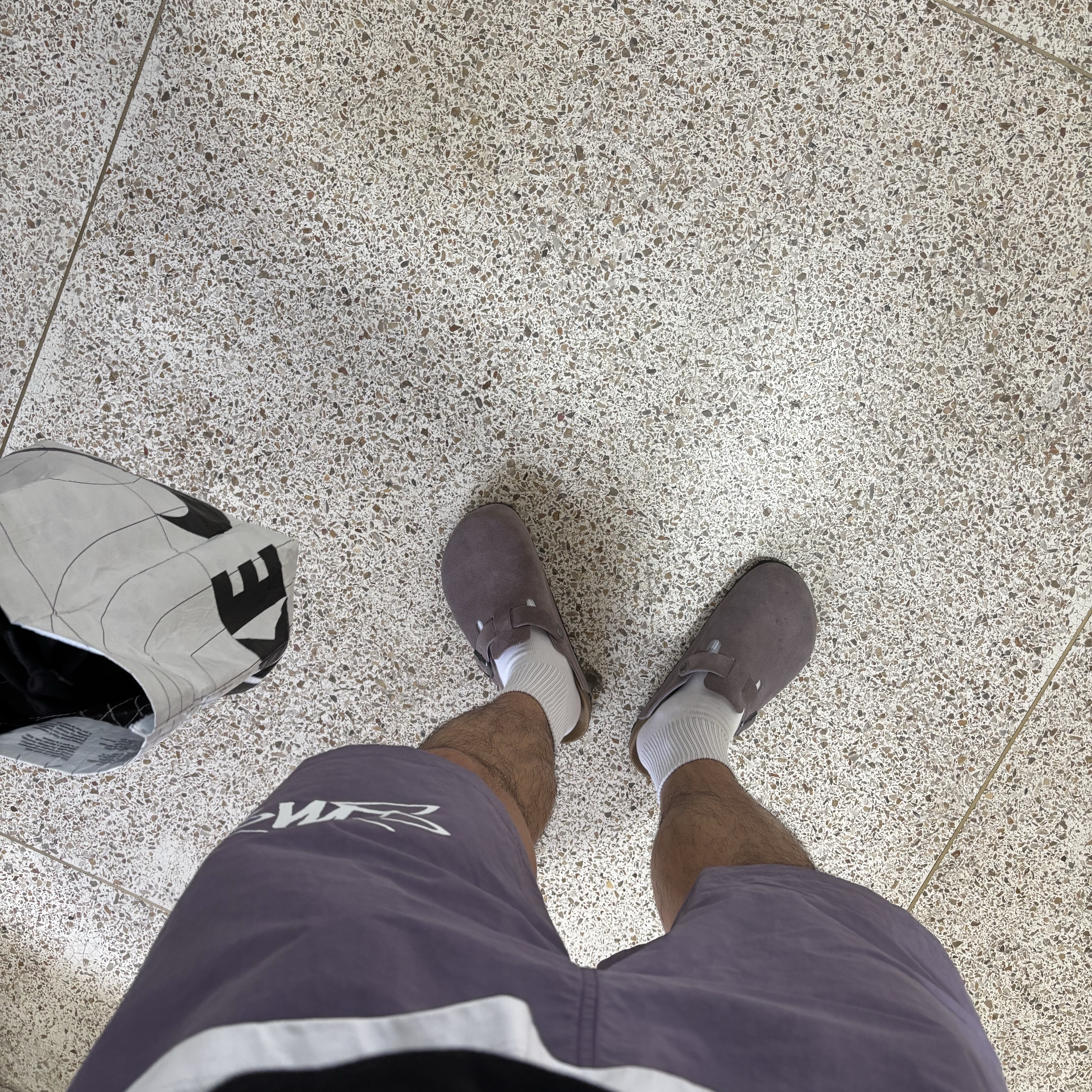 스투시 웨이브 다이 나일론 쇼츠 그레이프 착용 스타일