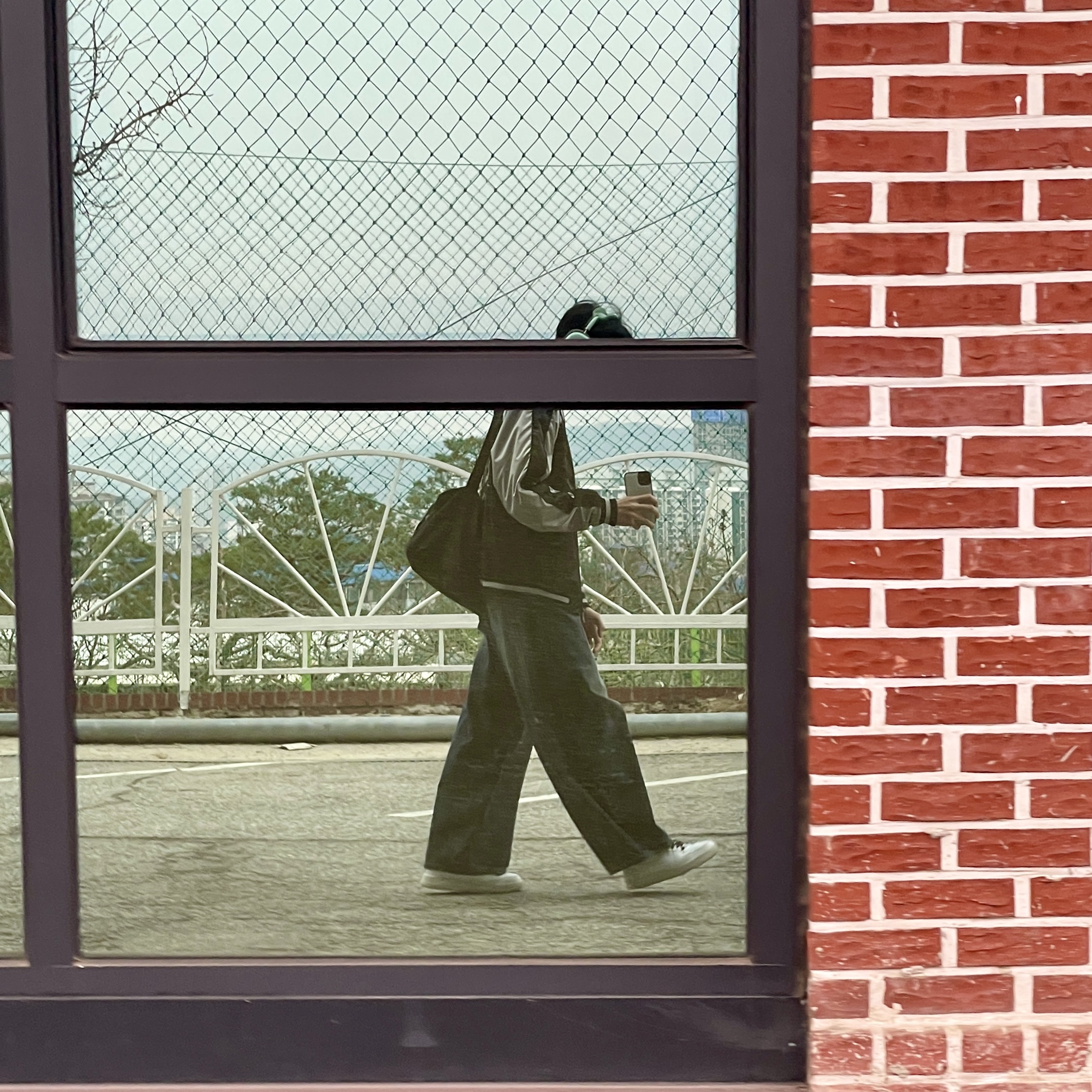 Apple AirPods Max Lightning Green (Korean Ver.), Nike Air Force 1 '07 Low White 착용 스타일