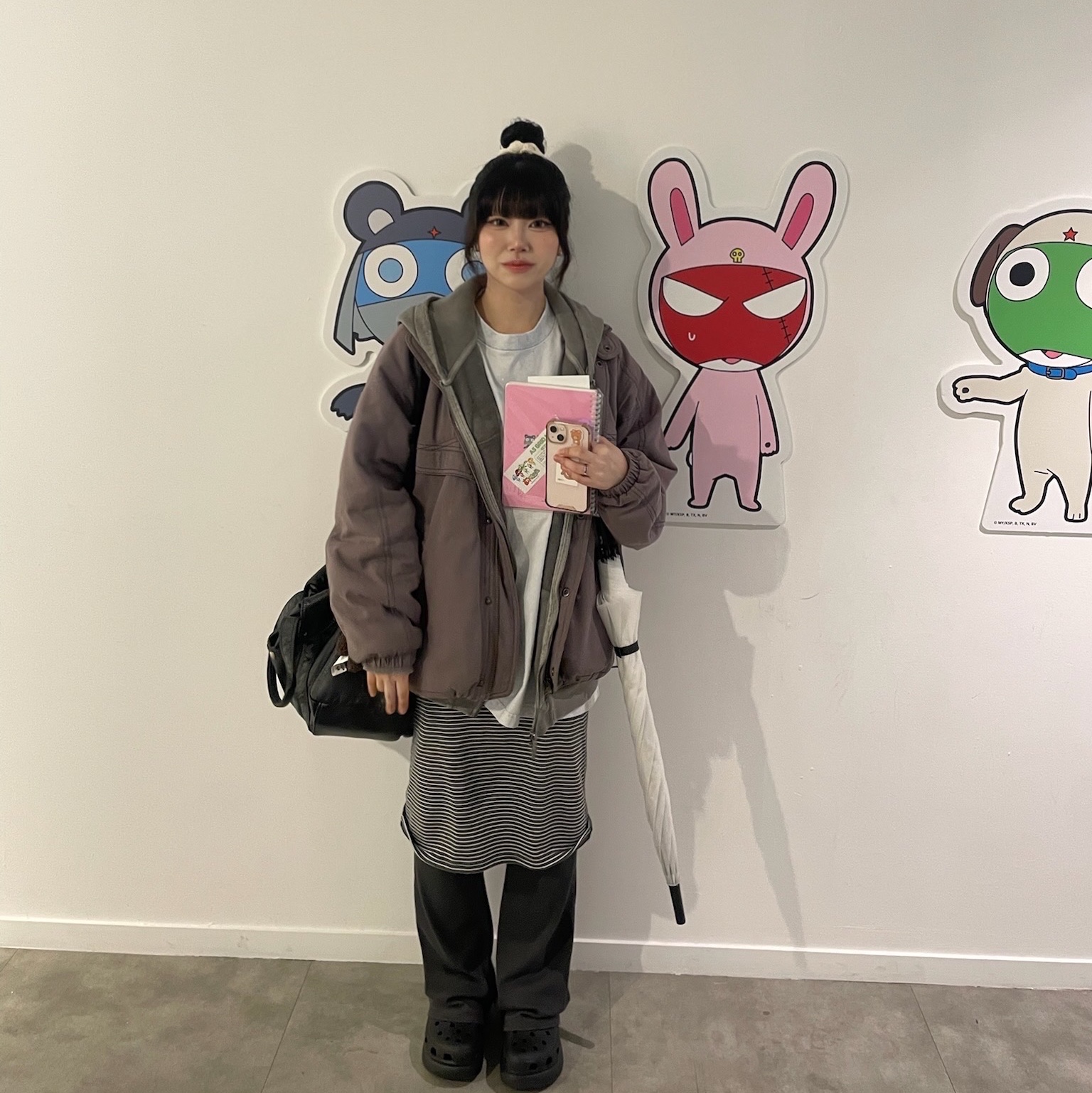 미스치프 롬버스 워시드 베이직 티셔츠 블리치드 라이트 블루, 크록스 클래식 크러쉬 클로그 블랙 착용 스타일 - 1