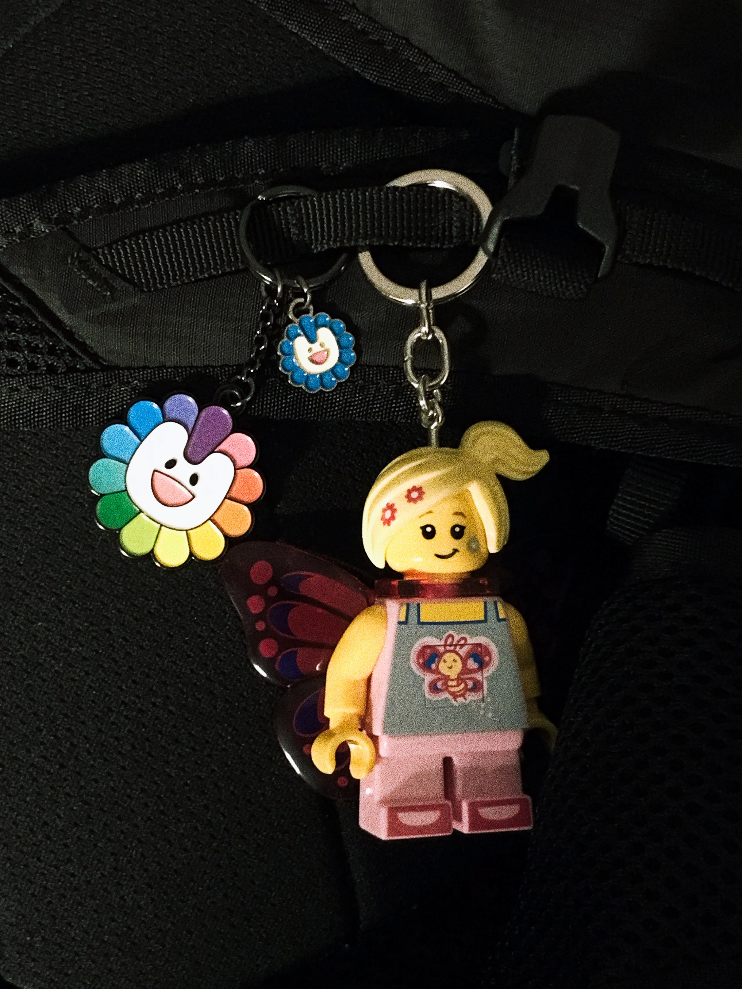 NewJeans x Murakami Metal Keyring Flower 착용 스타일