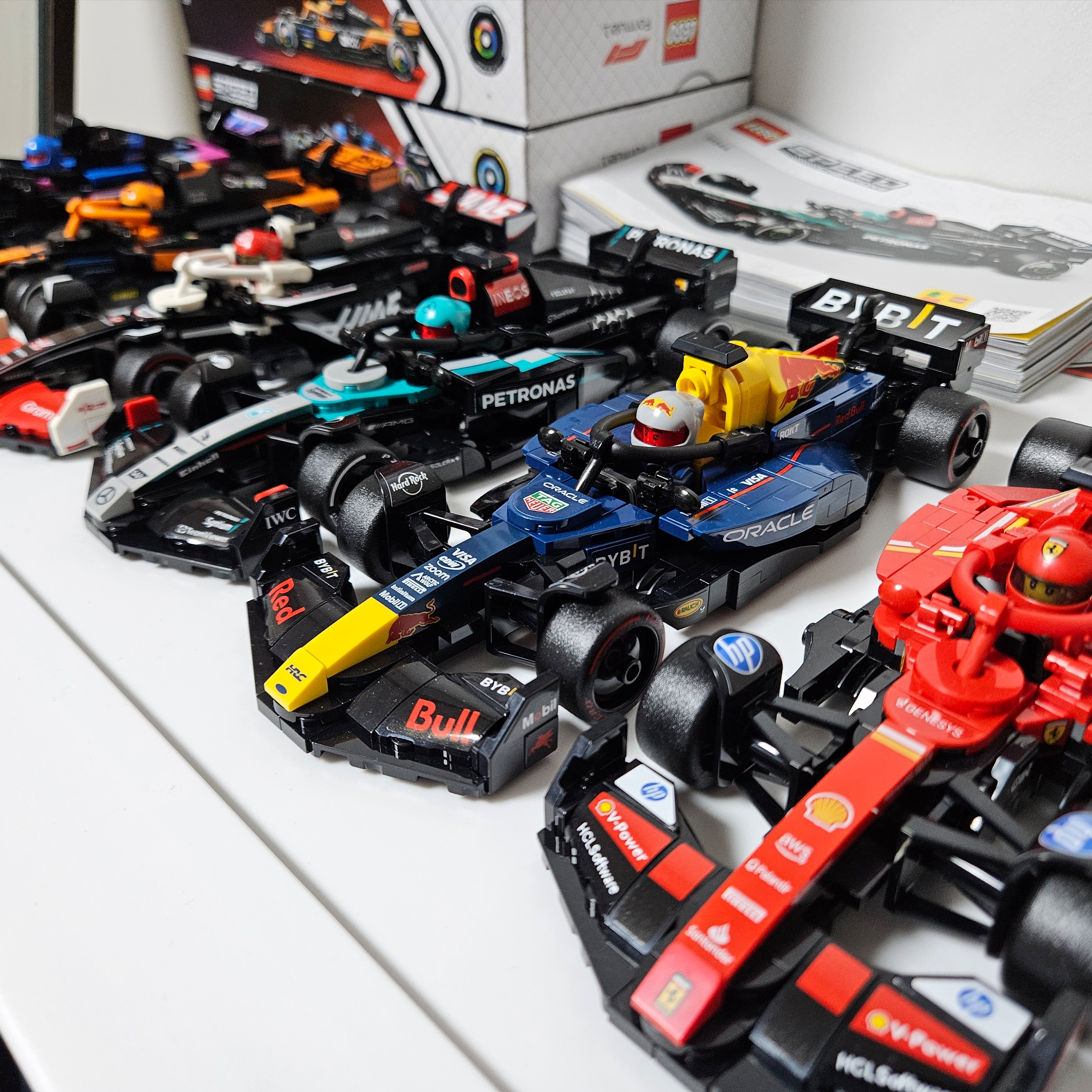 Lego Speed Champions McLaren F1 Team MCL38 Race Car, Lego Oracle Red Bull Racing RB20 F1 Race Car 착용 스타일
