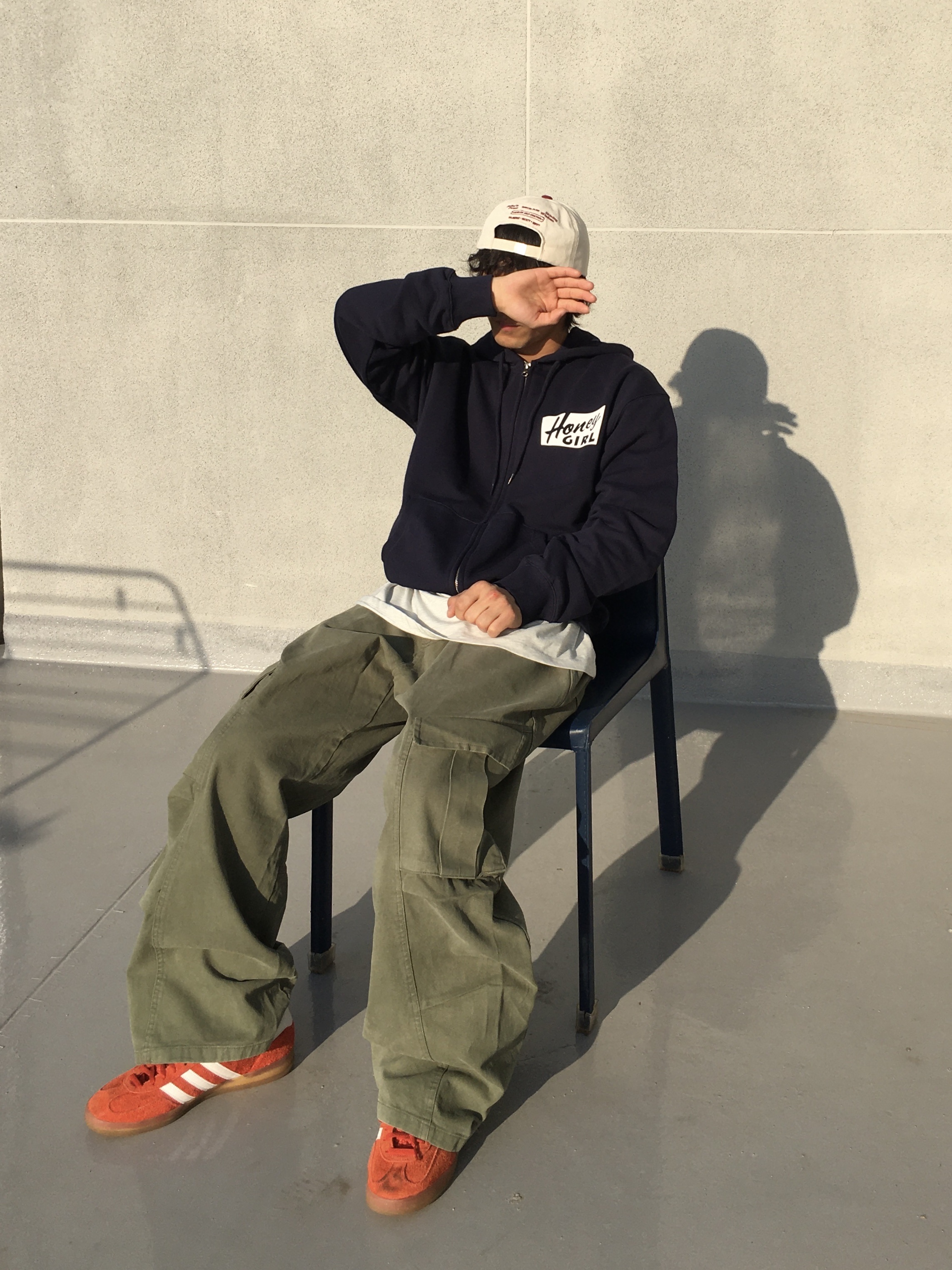 허니스쿱하우스 허니 걸 집업 후디드 스웨트셔츠 네이비, (W) 아디다스 가젤 인도어 볼드 오렌지 클라우드 화이트 착용 스타일 - 2