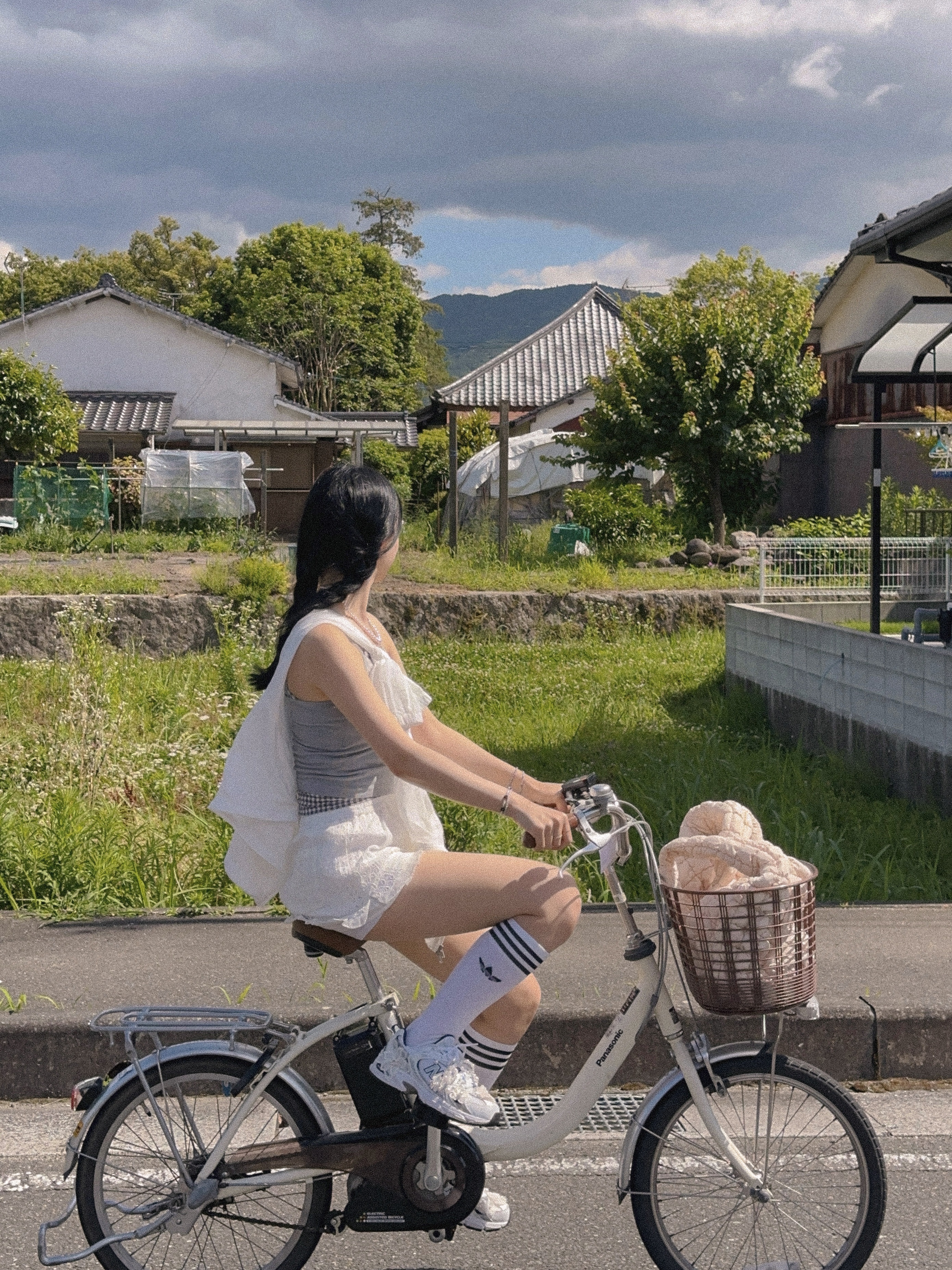 COS Quilted Oversized Shoulder Bag Beige, New Balance 530 White 착용 스타일 - 2